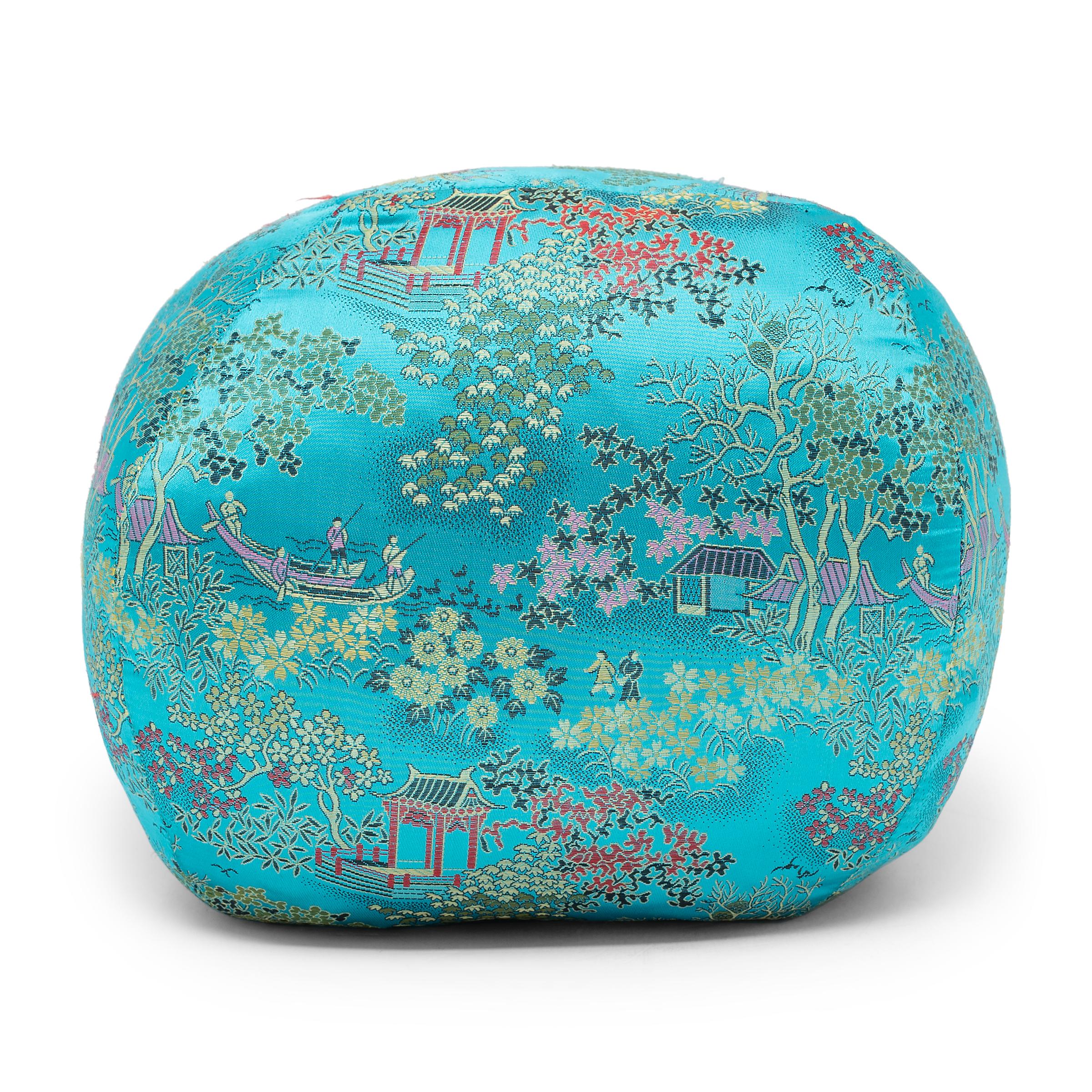 Questo cuscino sferico è cucito a mano in una luminosa seta turchese con motivi di fiori, fogliame e piccoli paesaggi. Il pouf è imbottito di piuma e aggiunge un tocco di colore agli interni moderni come cuscino o cuscinetto.