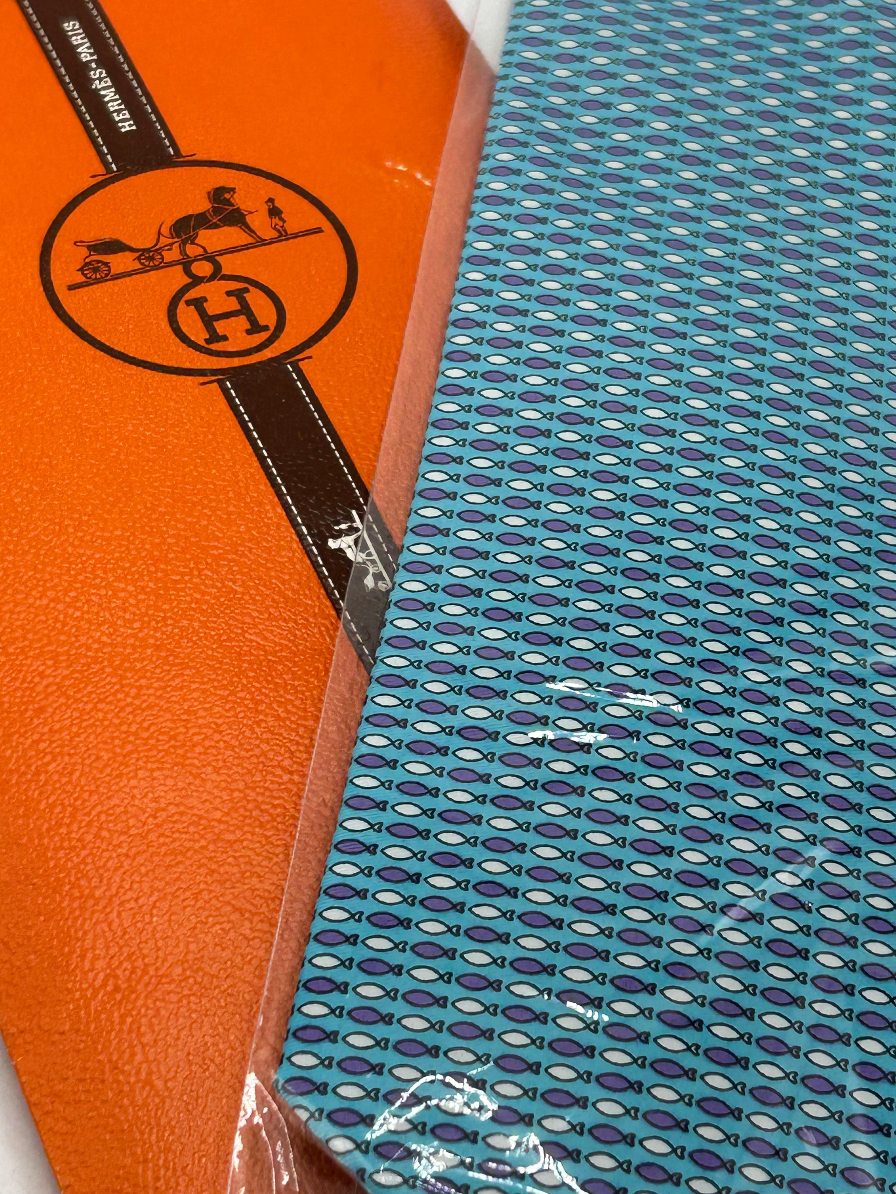 Postmoderne Blue silk tie with Hermes Paris print en vente