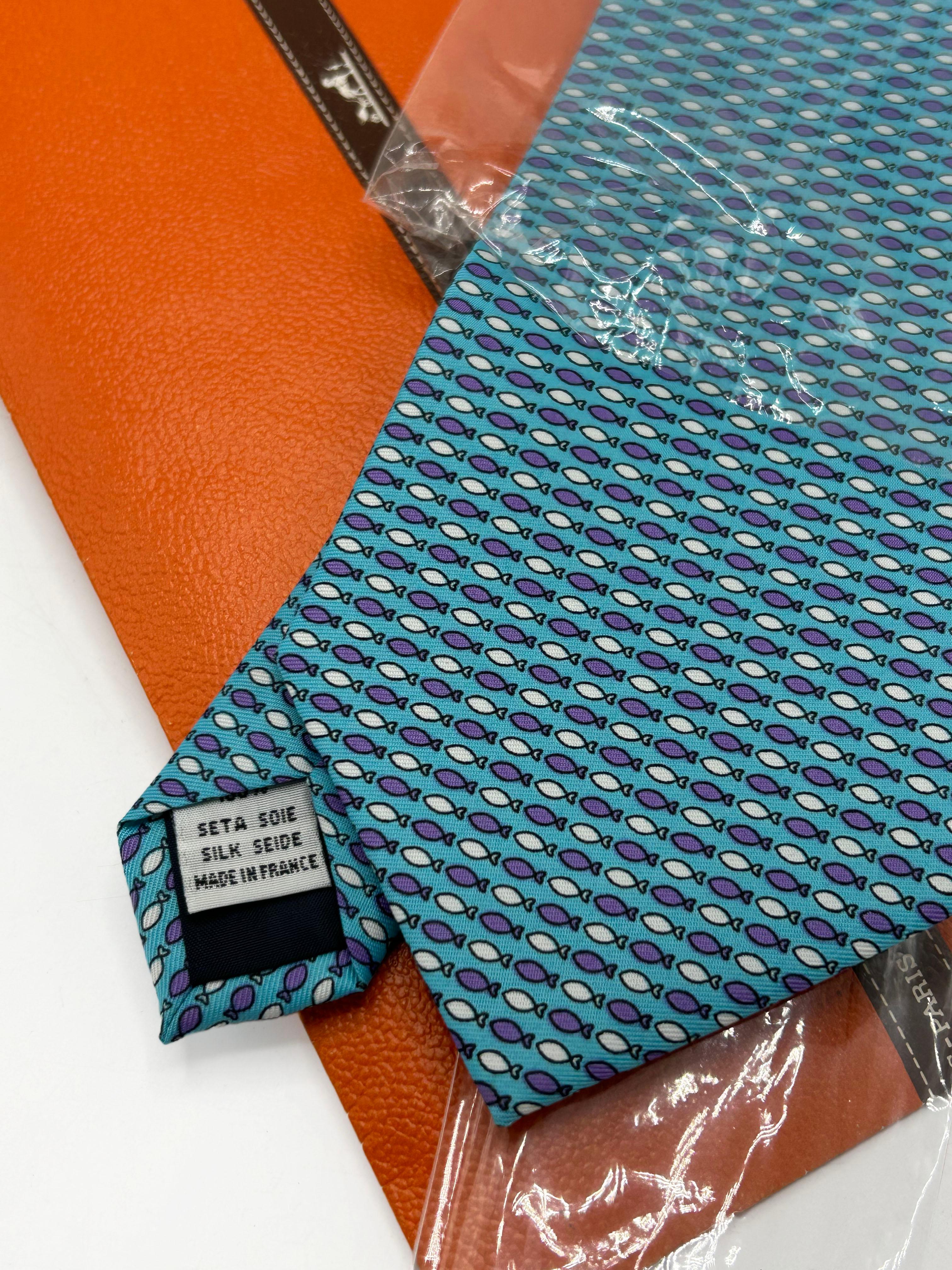 Français Blue silk tie with Hermes Paris print en vente