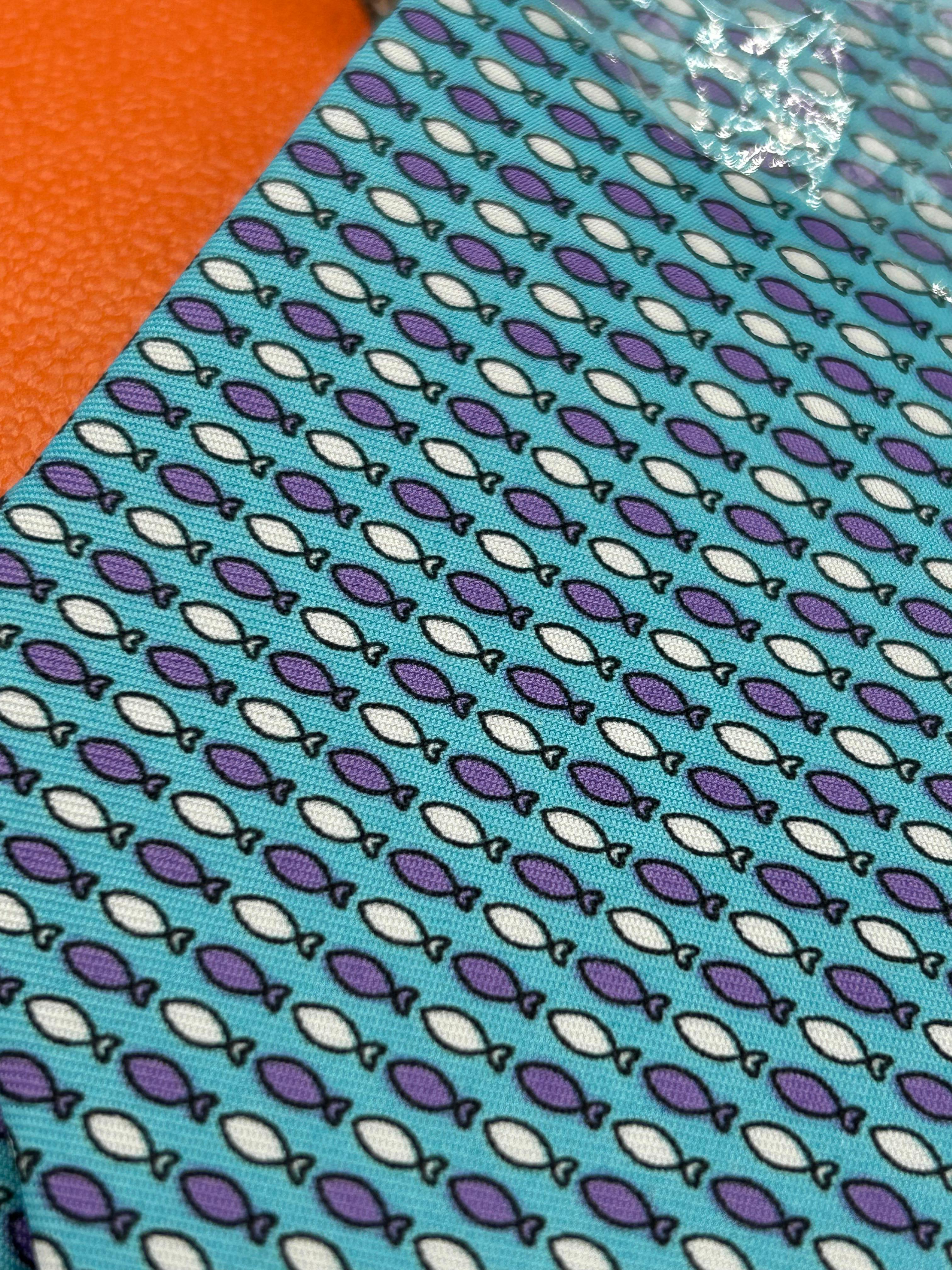 Fait main Blue silk tie with Hermes Paris print en vente