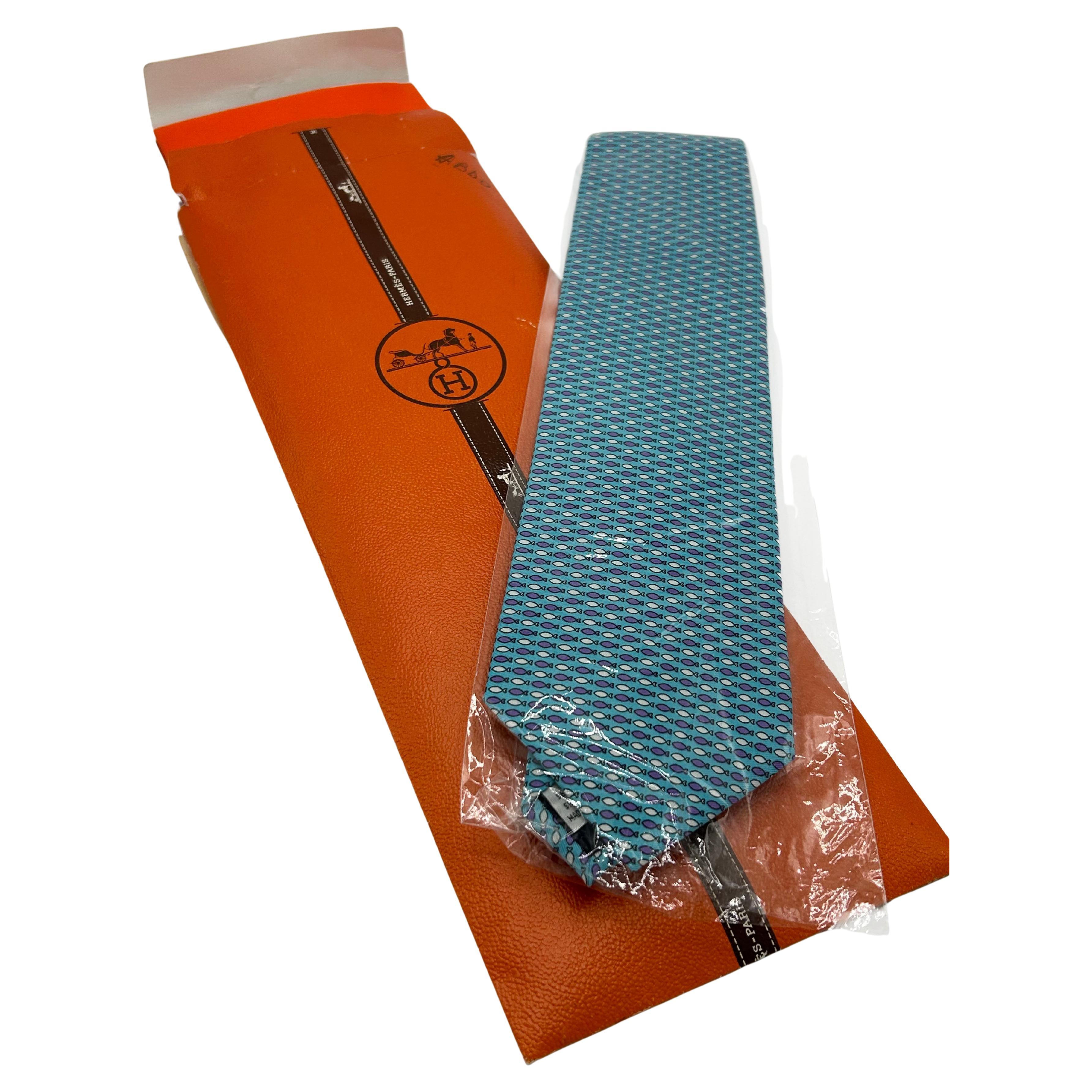 Blue silk tie with Hermes Paris print en vente