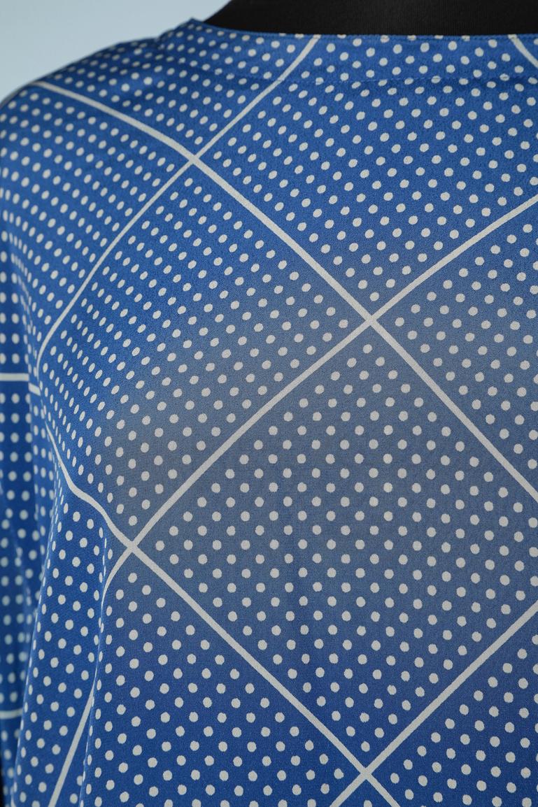 Blue silk top and skirt ensemble with white polka-dots Guy Laroche  In Excellent Condition For Sale In Saint-Ouen-Sur-Seine, FR
