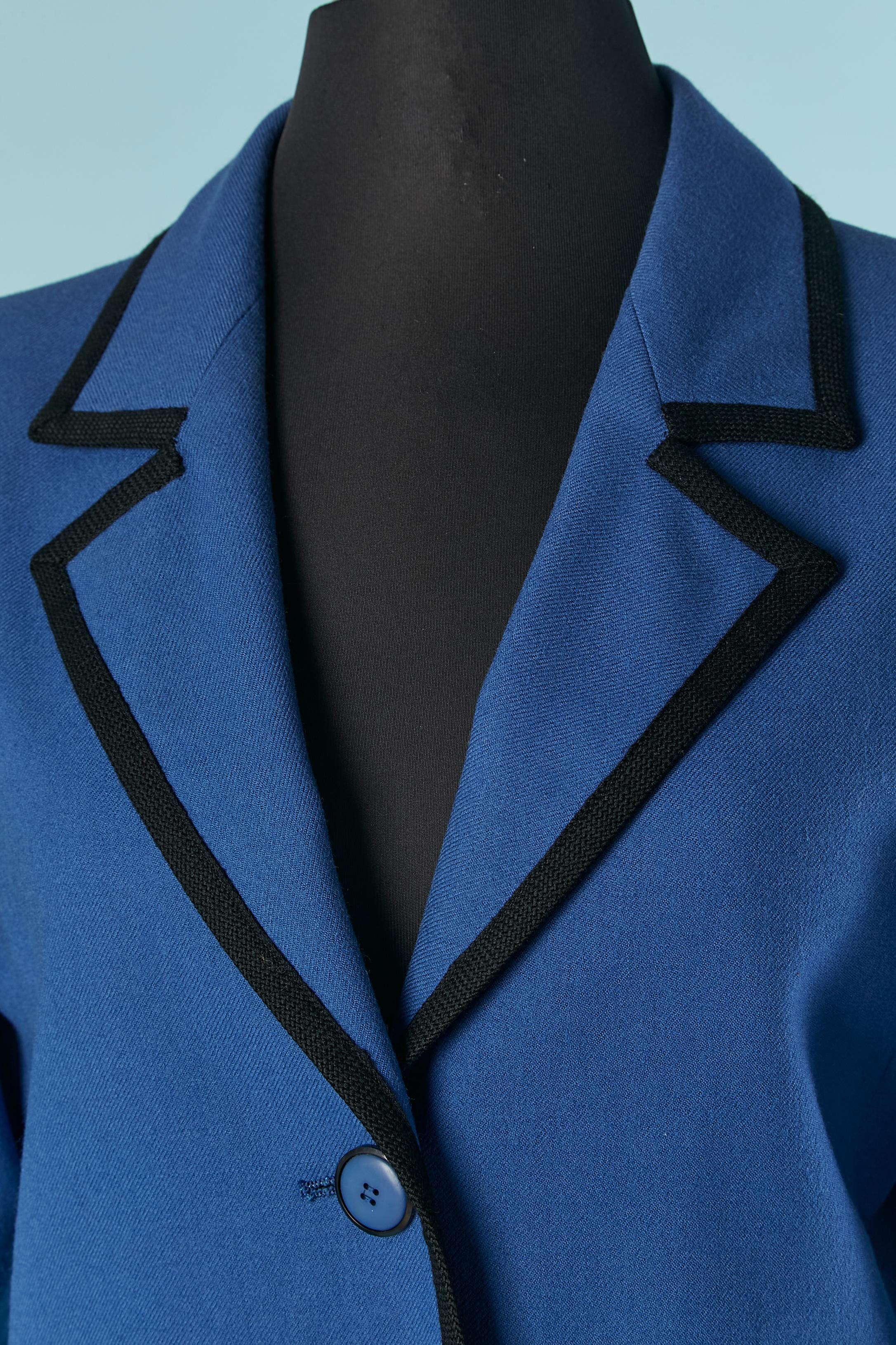 Blue single breasted wool jacket with black piping. Lining probably acetate or rayon. 
Gather bon the top of the sleeve. Pocket on both side. Button and buttonhole closure on the middle front. 
SIZE 38/40 (Fr) M /L 