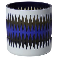 Cielos azules, jarrón gráfico de vidrio soplado azul, negro y gris de Sarah Wiberley