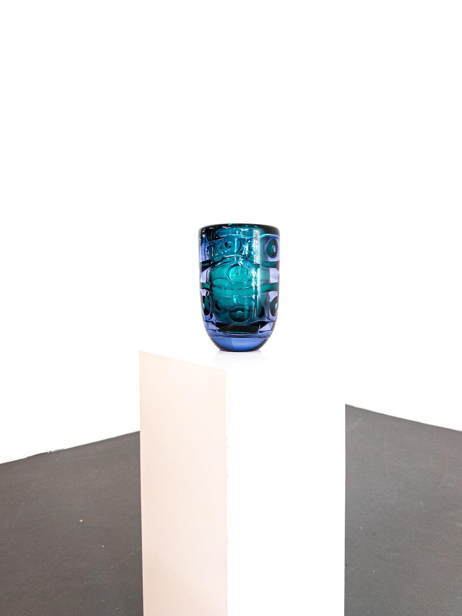 Uno splendido vaso in art glass (Unikat) unico nel suo genere, realizzato dal celebre designer svedese Bengt Edenfalk. Intitolato 