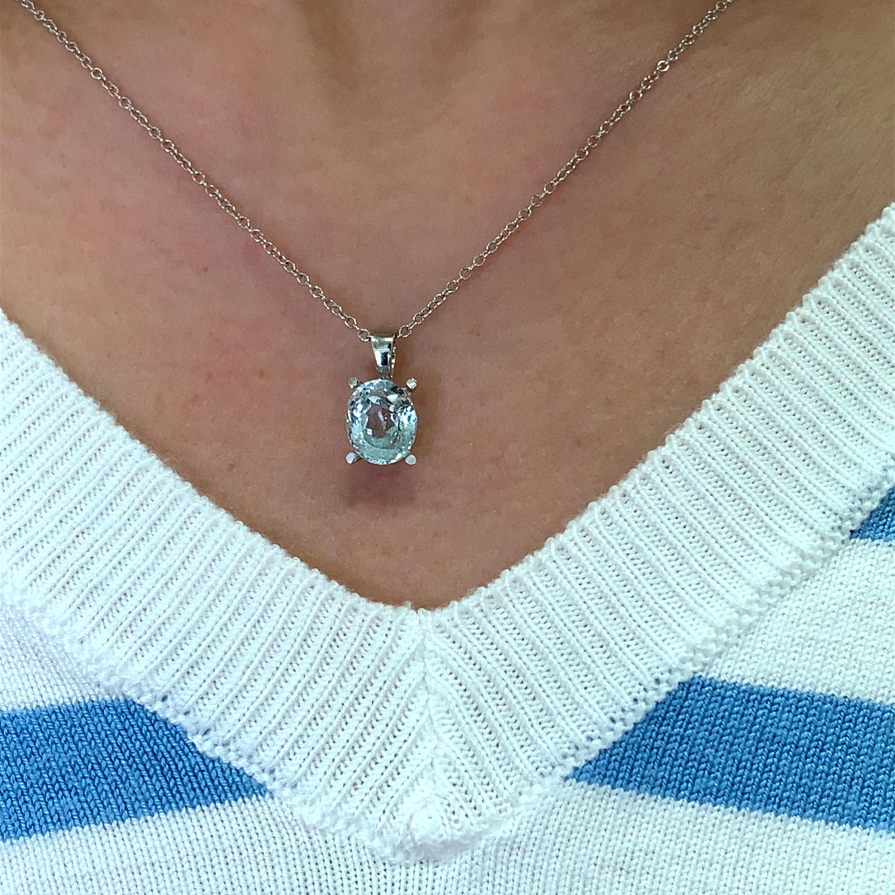 Ce superbe collier pendentif en aigue-marine de taille ovale présente une pierre précieuse ovale magnifiquement taillée, d'un bleu serein de 2,27ct mesurant environ 9/7mm de teinte. Montée sur une élégante chaîne en or blanc 18 carats, elle ajoute