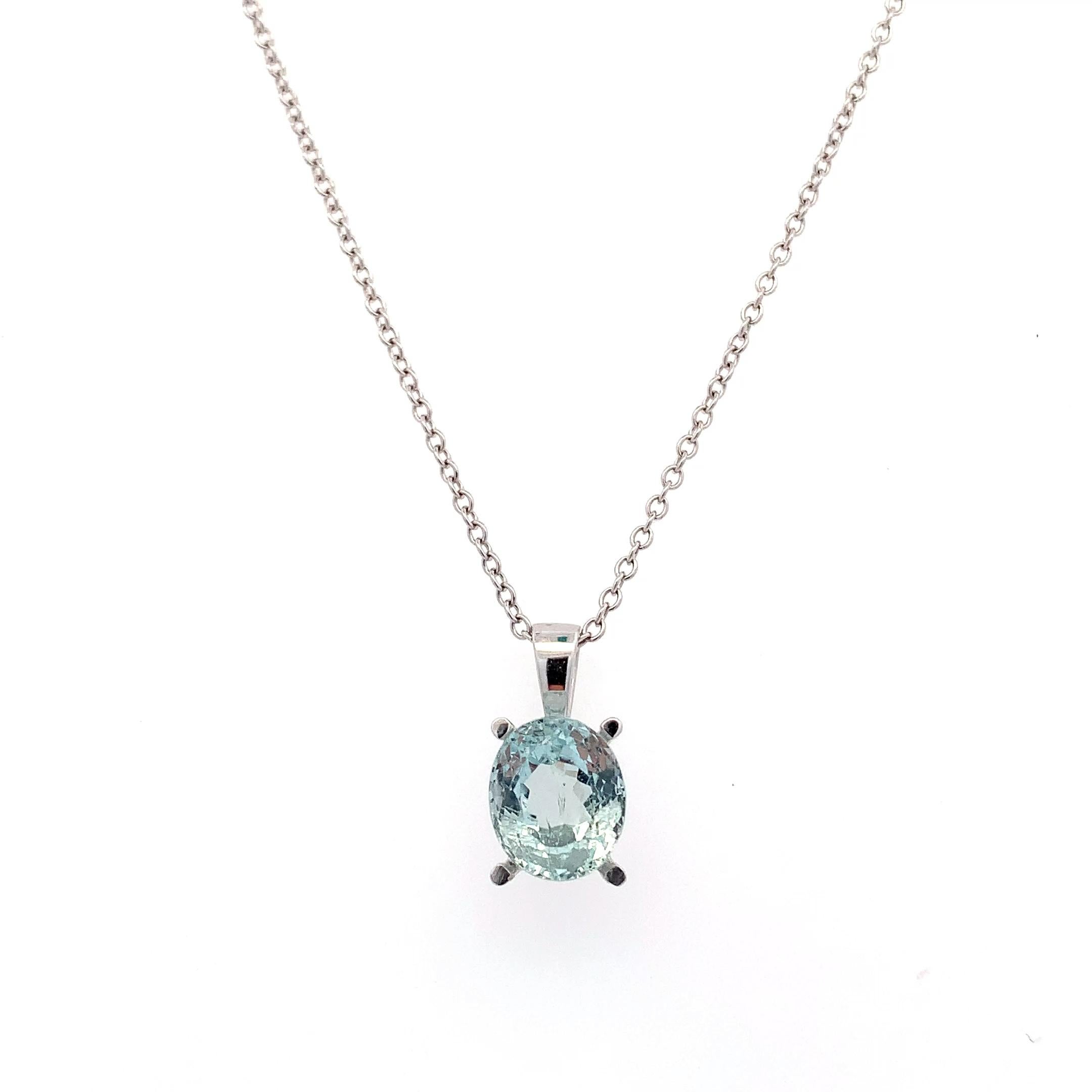 Taille ovale Collier pendentif aigue-marine bleu ciel en or blanc 18 carats en vente