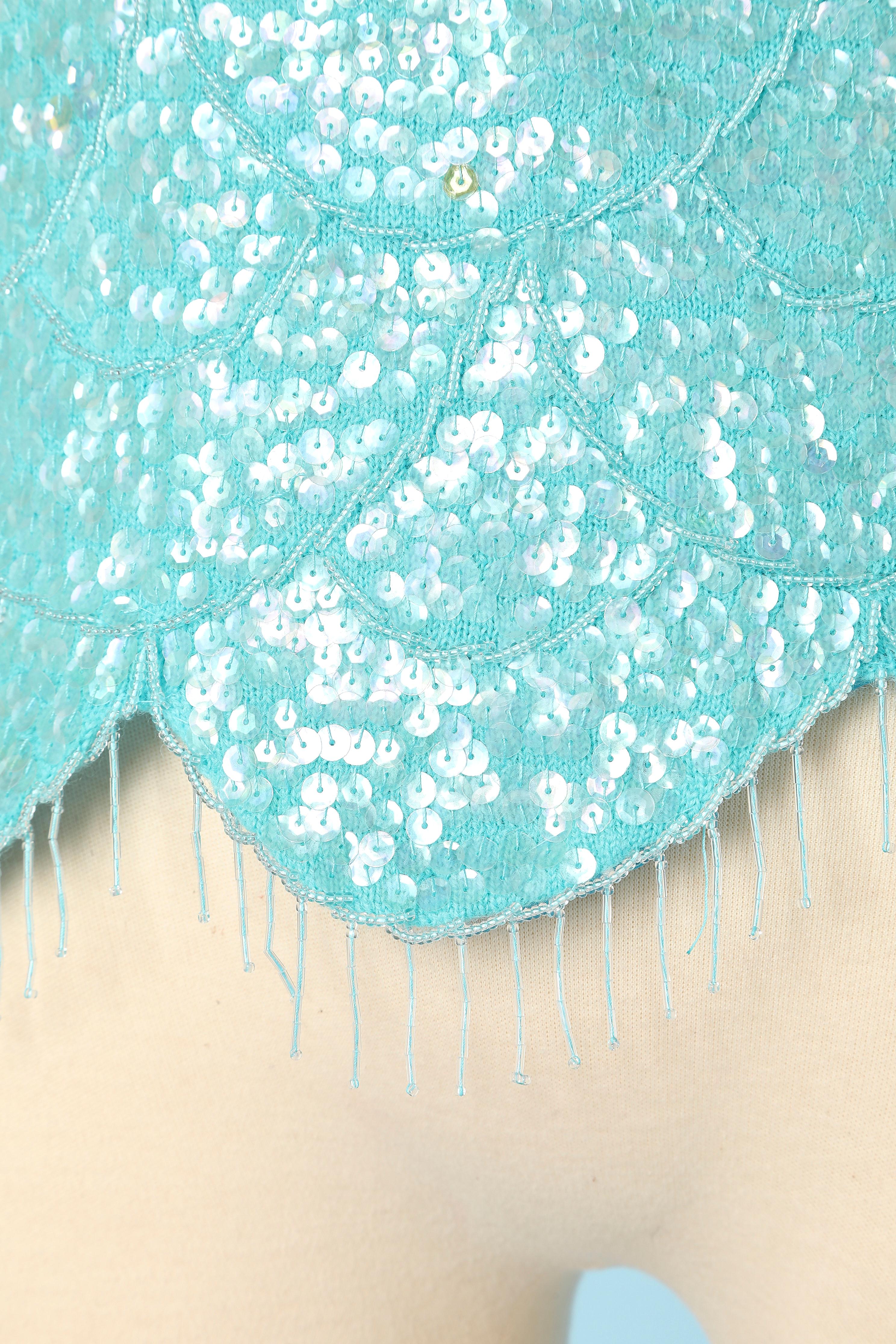 Bleu Top bleu sans manches avec perles sur base de tricot IMPERIAL Circa 1960's en vente