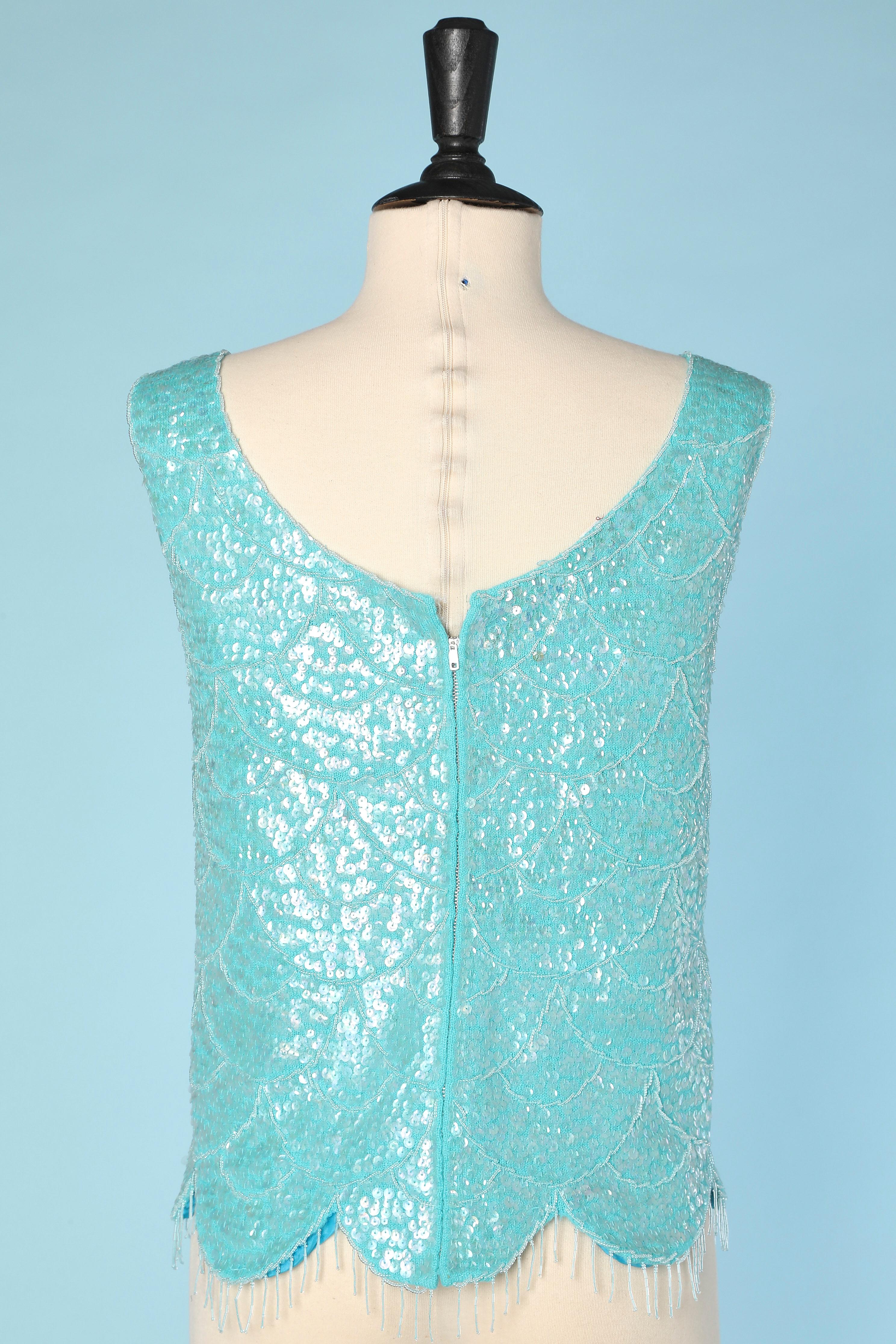 Top bleu sans manches avec perles sur base de tricot IMPERIAL Circa 1960's Pour femmes en vente