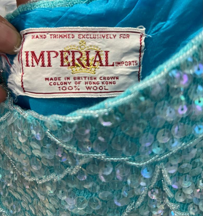 Top bleu sans manches avec perles sur base de tricot IMPERIAL Circa 1960's en vente 1