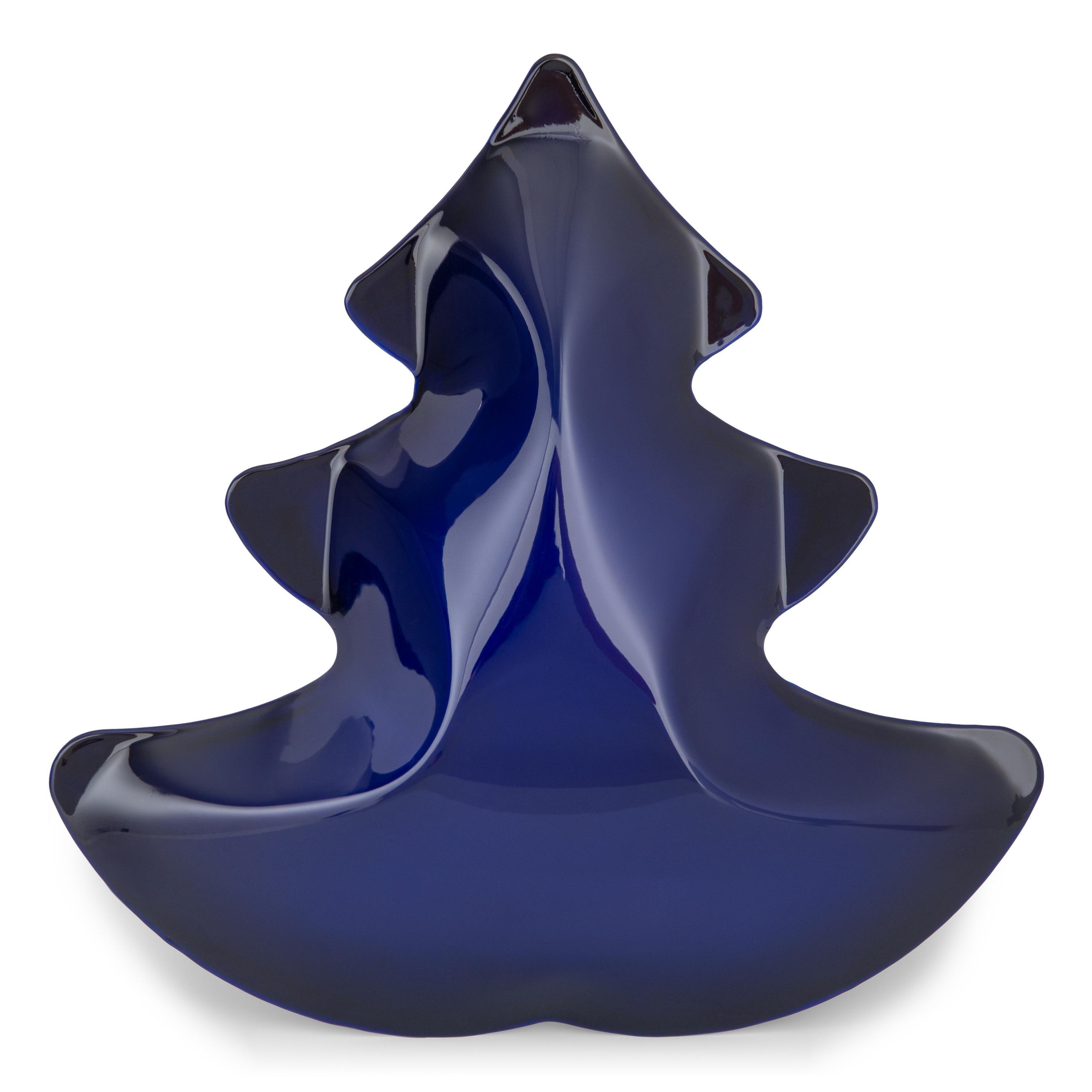 Blue small christmas tree by Zieta
Dimensions: H 23 x W 23 x D 6 cm.
Materials: Blue carbon steel.

Different sizes (large) and colors available (blue, red, INOX). Please contact us.

Following “less is more” motto, our CHOINKA glows even with