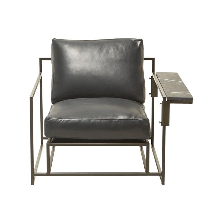 Blauer Sessel aus Rauchleder und geschwärztem Stahl mit Flügeltisch aus schwarzem Marmor