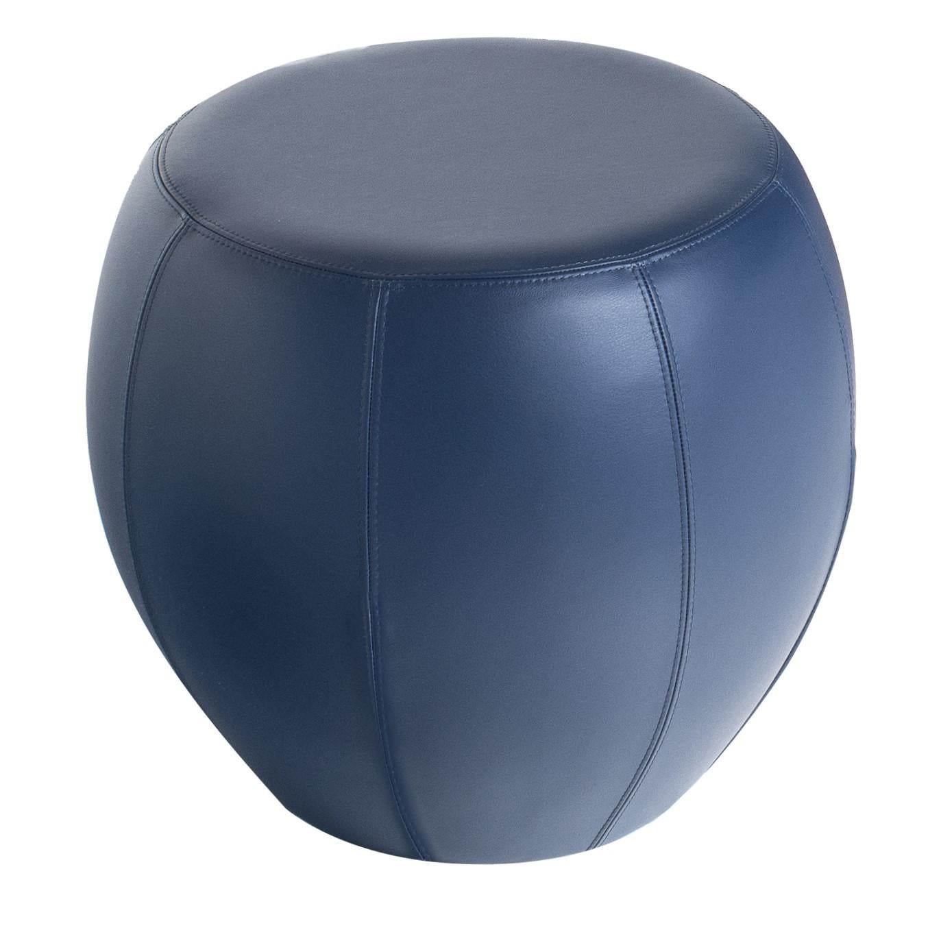 More than just your average pouf, the blue snoop pouf can also be used as a side table thanks to its flat top. Ideal as extra seating or as a decorative object, the pouf can be lined in leather, velvet or a modern fabric. The pouf is built on a