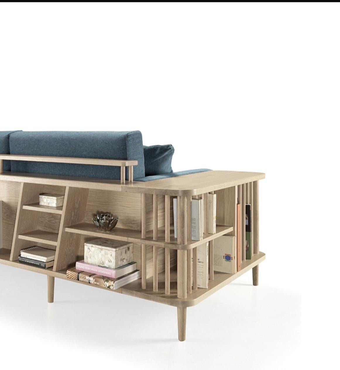 Blaues Sofa und Bücherregal, Raumteiler (Eichenholz) im Angebot