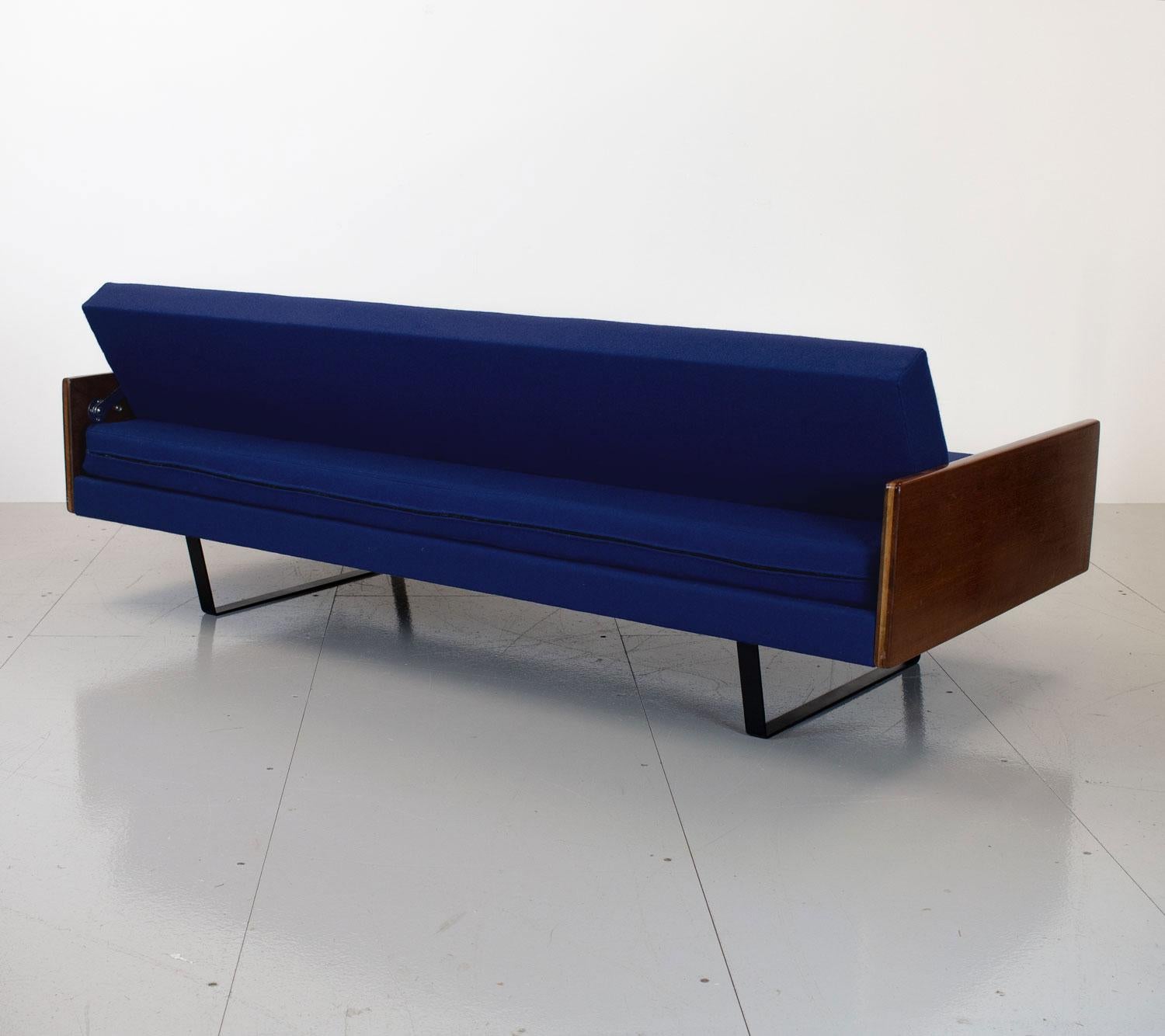 Blue Sofa Bed by Robin Day for Hille, 1950s In Good Condition In Southampton, GB