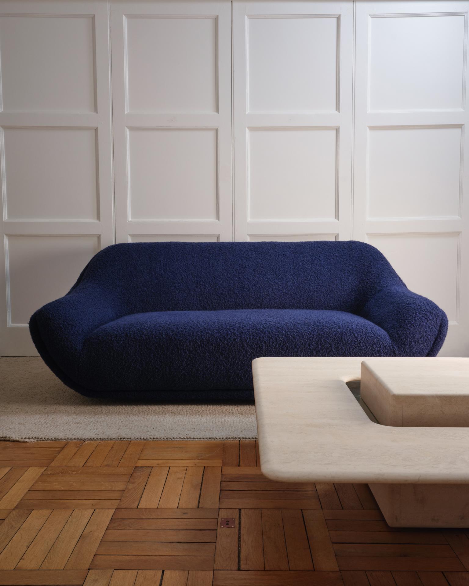 Elegant canapé italien des années 1970, entièrement restauré dans un tissu bouclé bleu de la maison de tissus anglaise 