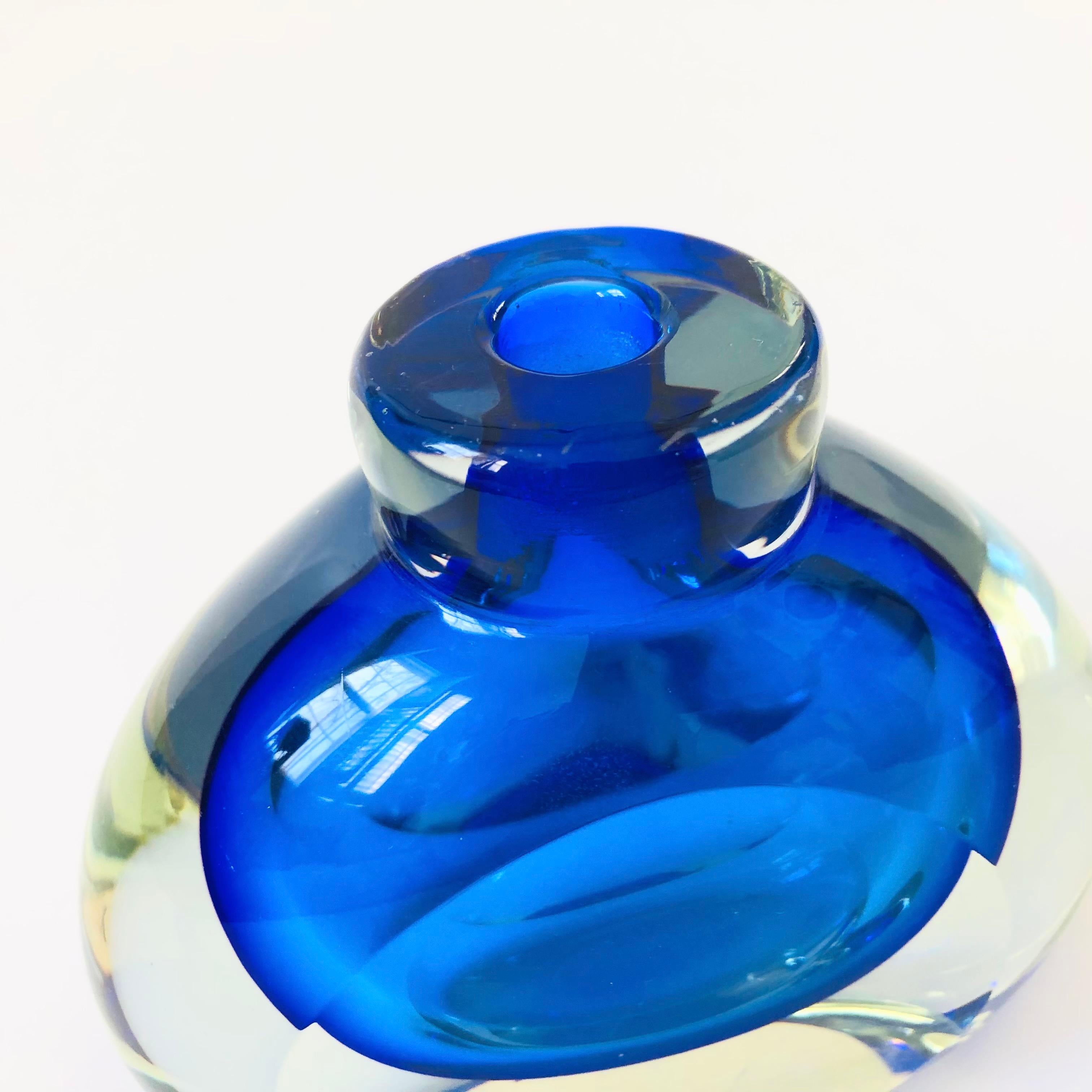 Blue Sommerso Art Glass Vase In Good Condition For Sale In Vallejo, CA