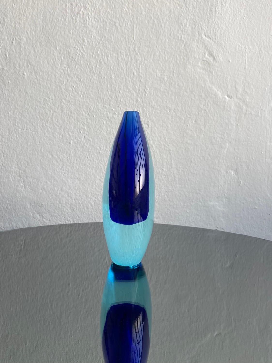 Blaue Sommerso-Vase von Flavio Poli für Seguso (Mitte des 20. Jahrhunderts) im Angebot