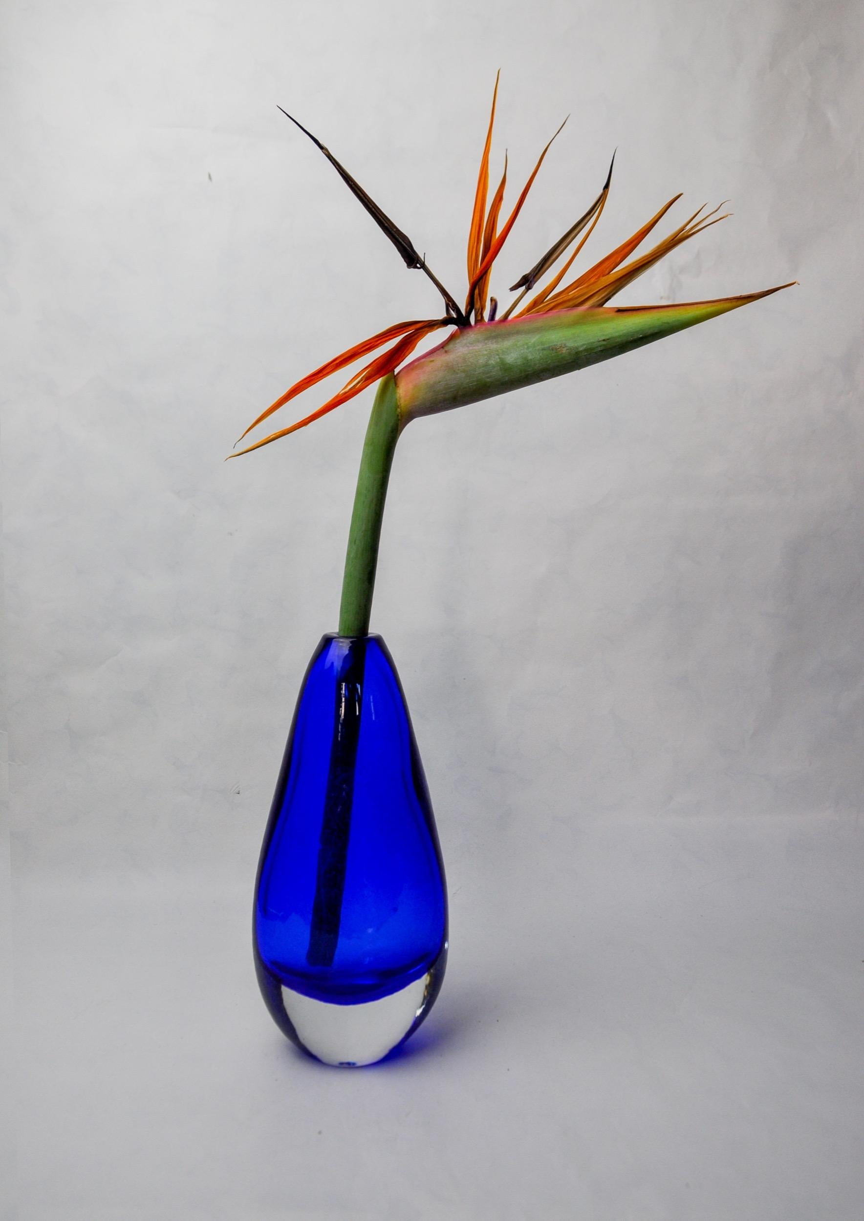 Superb and rare blue sommerso vase designed and manufactured by seguso in murano in the 1970s. Artisanal glass work according to the 