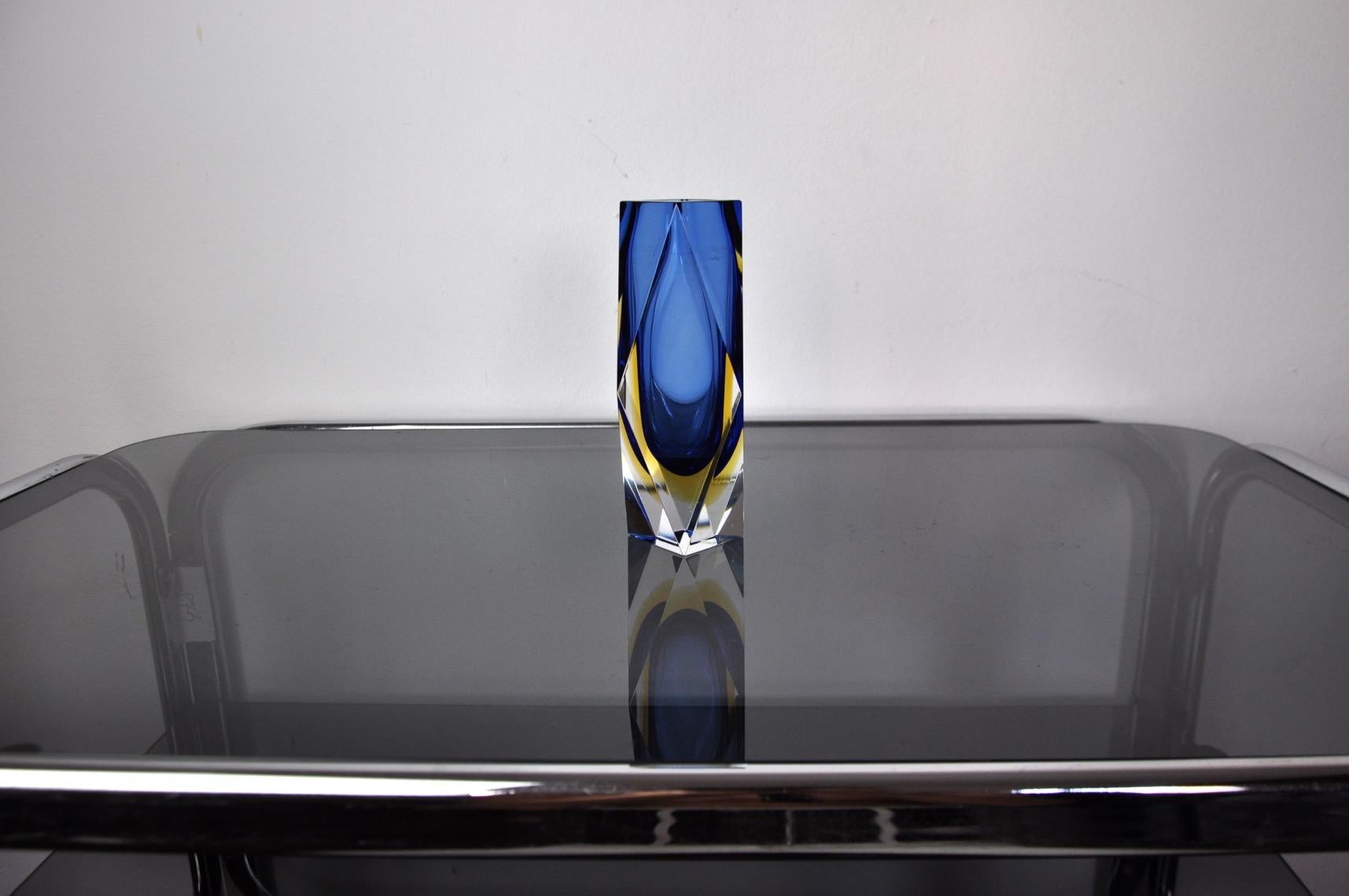 Vase en verre d'art italien bleu et transparent sommerso soufflé à la main.

Classique du design, ce vase soufflé a été créé à Murano, en Italie, dans les années 1960.

Exposez-le avec d'autres pièces en verre de Murano pour créer un ensemble