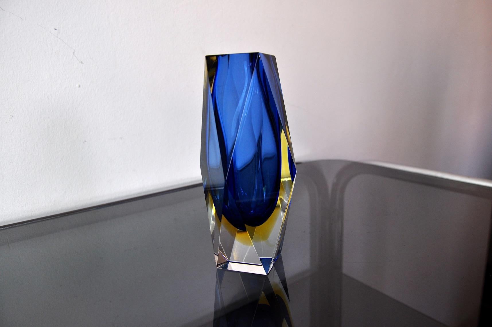 Vase Sommerso bleu en verre de Murano pour Seguso, Italie, 1960 Bon état - En vente à BARCELONA, ES