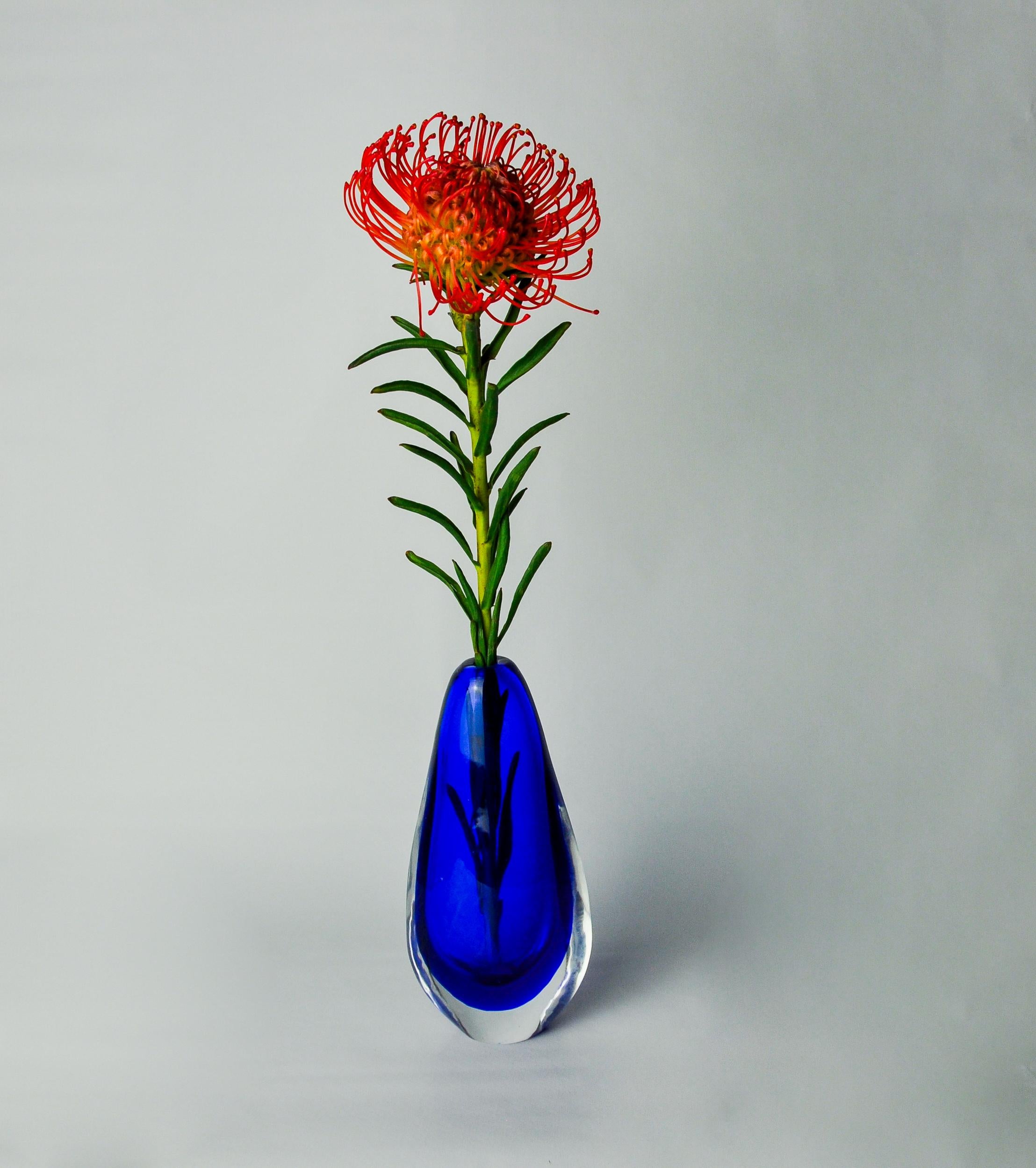 Very beautiful blue sommerso soliflore vase designed and manufactured by seguso in murano in the 1970s. Handcrafted glass using the 