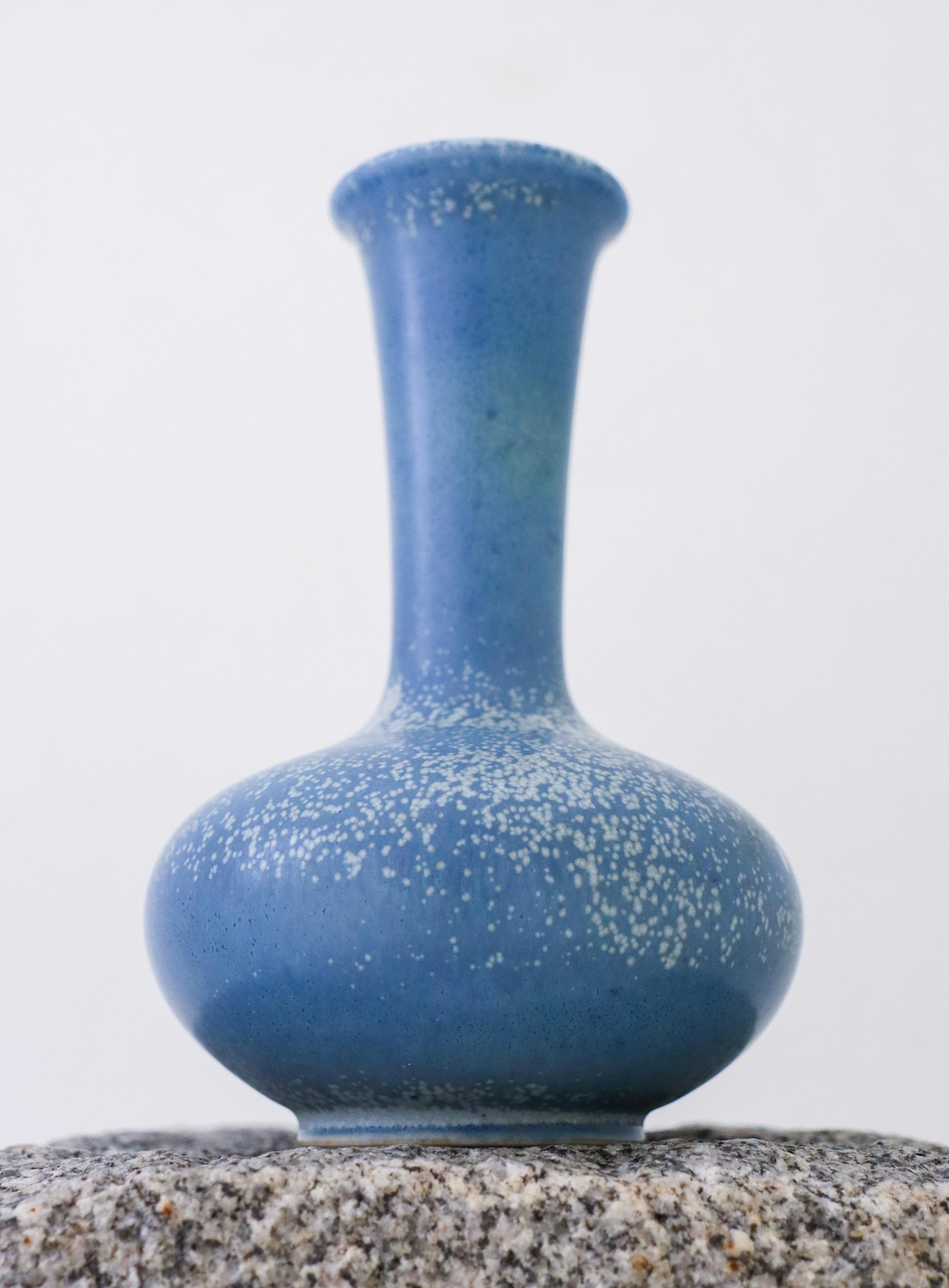 Scandinave moderne Vase en céramique bleue mouchetée - Gunnar Nylund - Rörstrand - Milieu du XXe siècle en vente