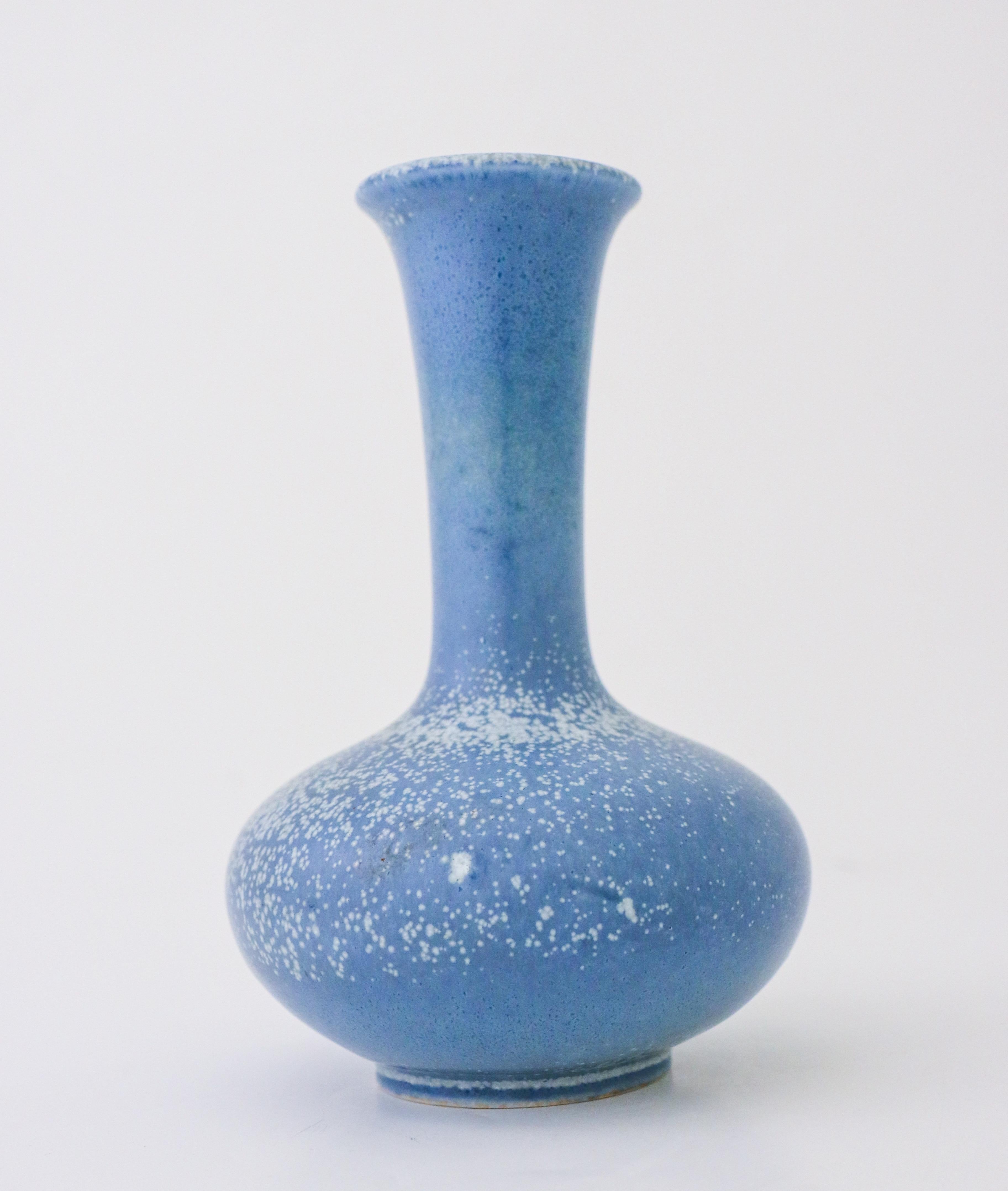 Suédois Vase en céramique bleue mouchetée - Gunnar Nylund - Rörstrand - Milieu du XXe siècle en vente