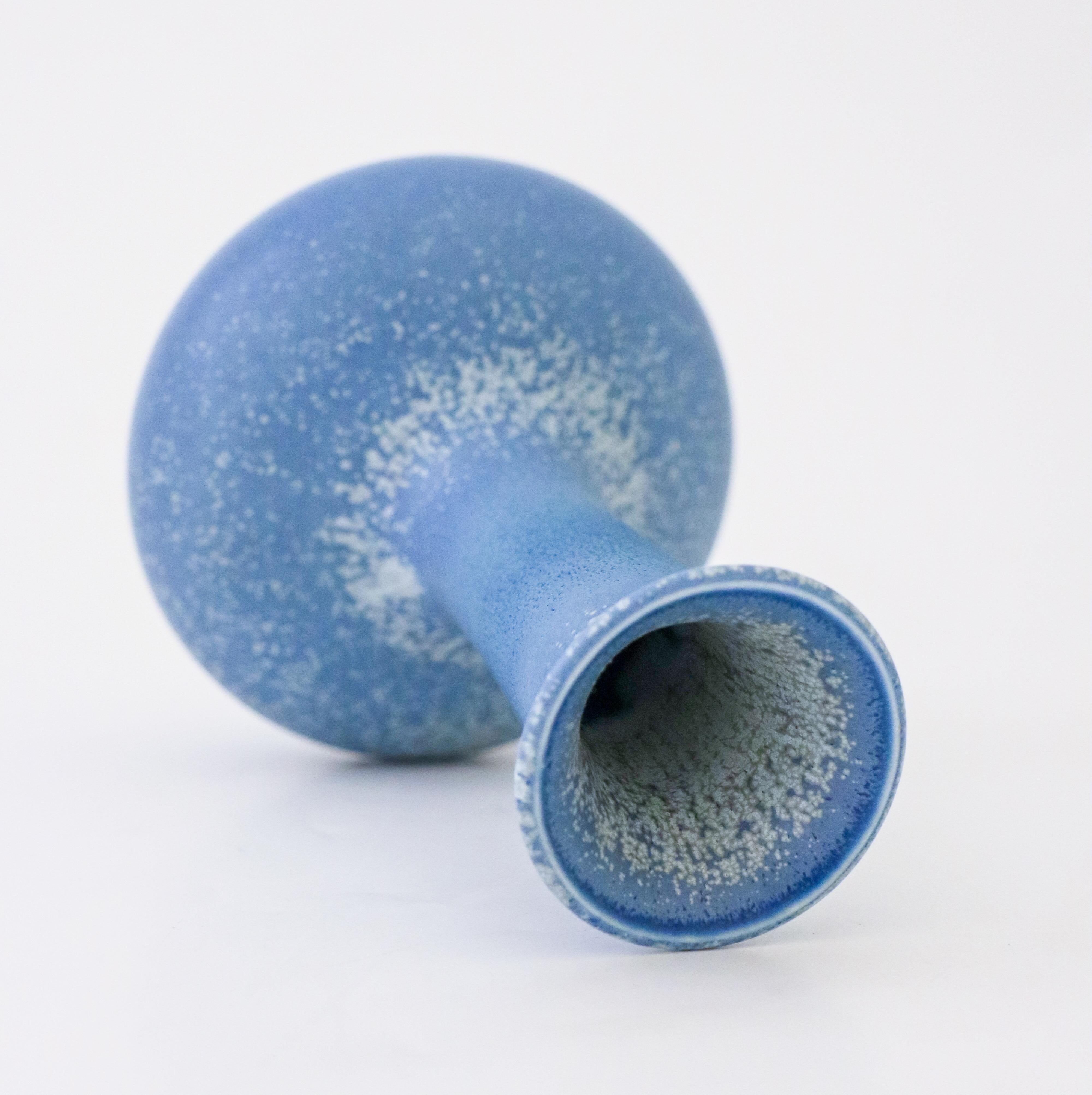 Vernissé Vase en céramique bleue mouchetée - Gunnar Nylund - Rörstrand - Milieu du XXe siècle en vente