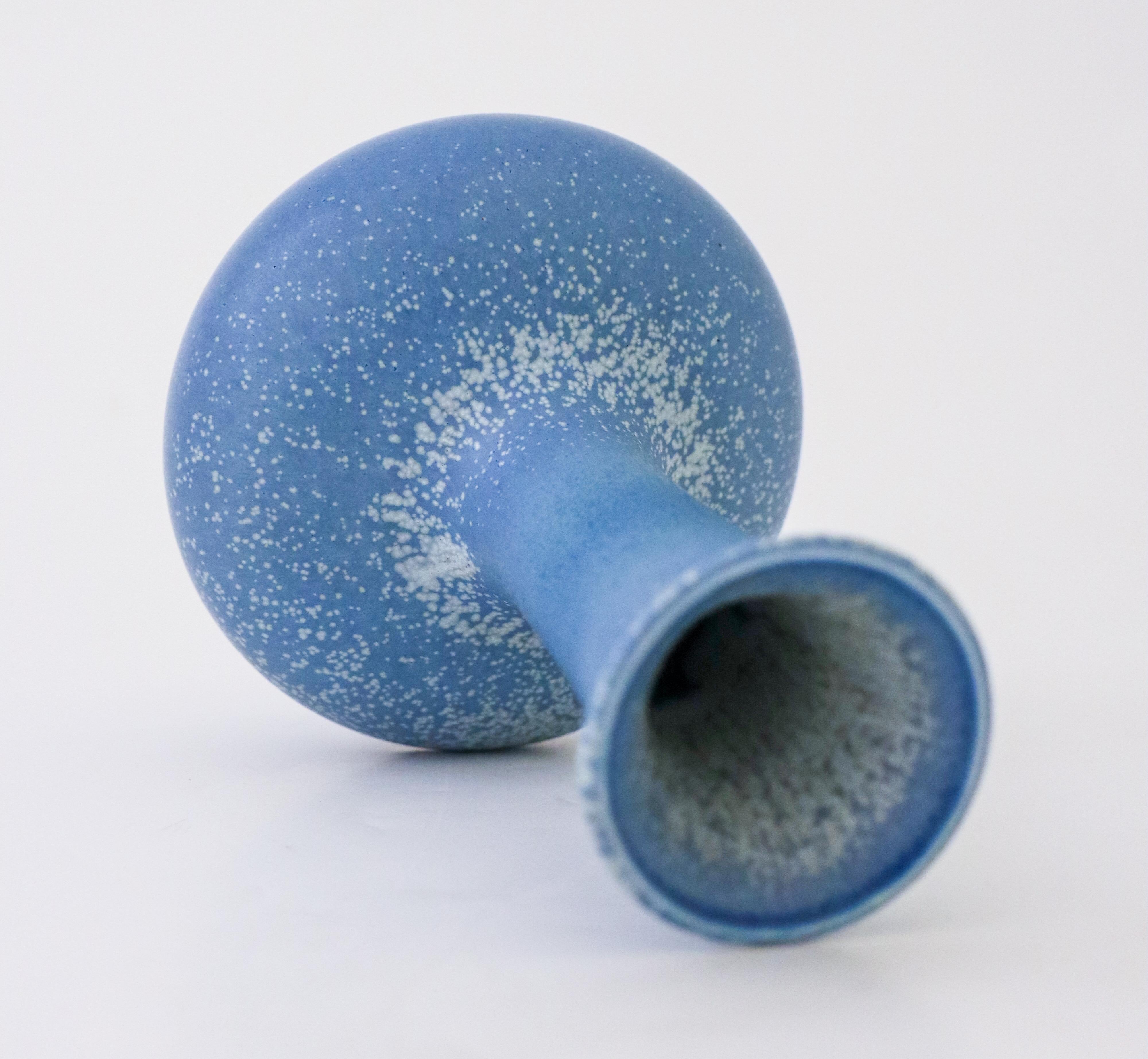 Vase en céramique bleue mouchetée - Gunnar Nylund - Rörstrand - Milieu du XXe siècle Excellent état - En vente à Stockholm, SE