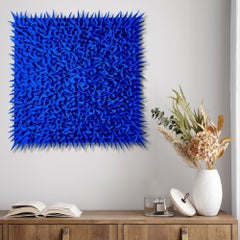 Escultura de pared de arcilla con pinchos azules