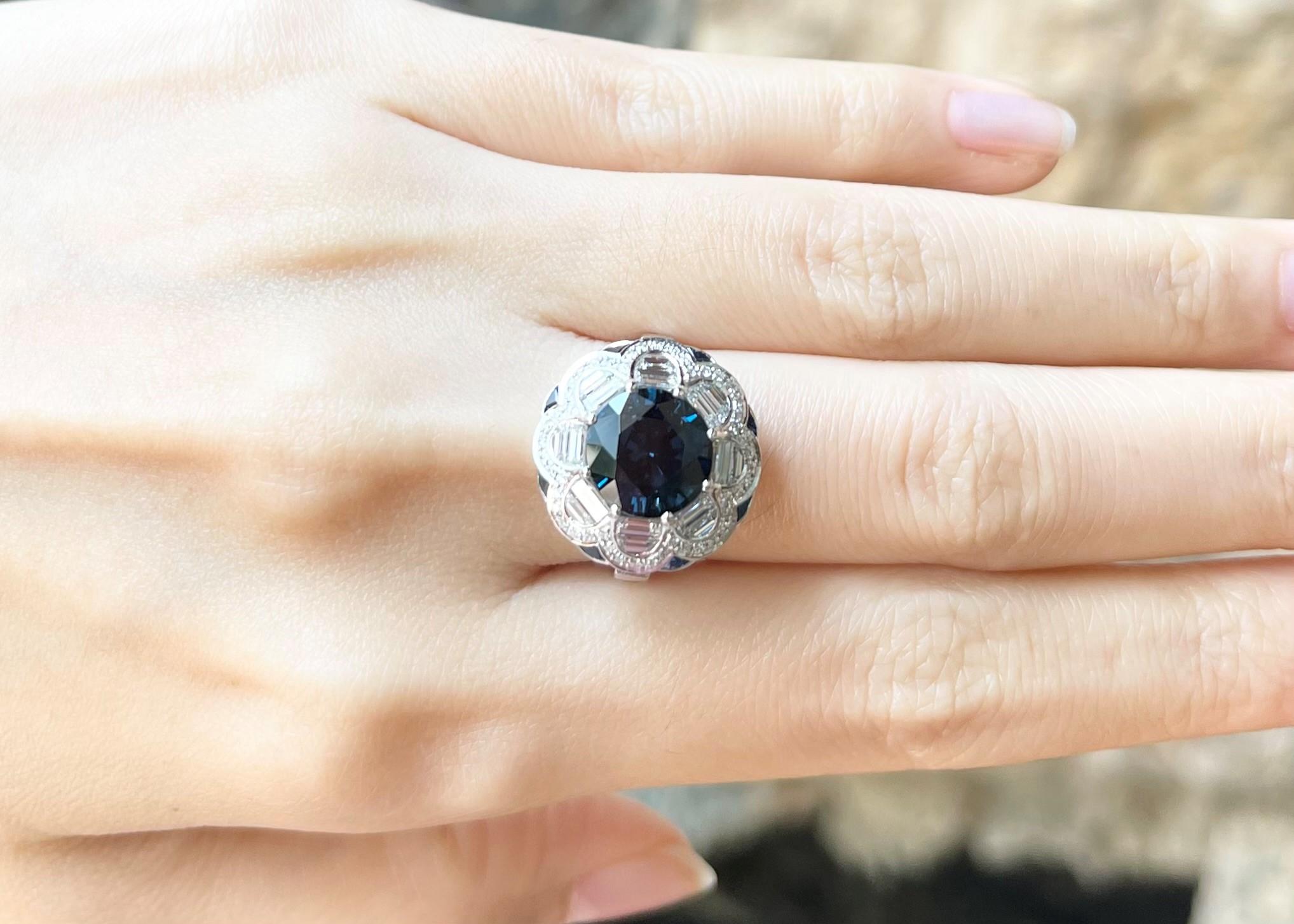 Blauer Spinell 4,13 Karat, blauer Saphir 0,60 Karat und Diamant 1,14 Karat Ring in 18K Weißgoldfassung

Breite:  1,7 cm 
Länge: 1.7 cm
Ringgröße: 54
Gesamtgewicht: 7,76 Gramm
GIA 7483938083

