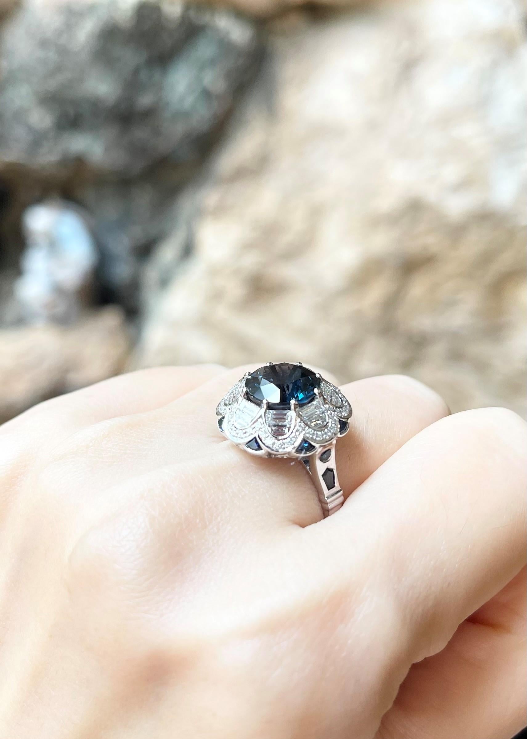 Ring aus 18 Karat Weißgold mit blauem Spinell, blauem Saphir und Diamant in Fassungen (Art déco) im Angebot