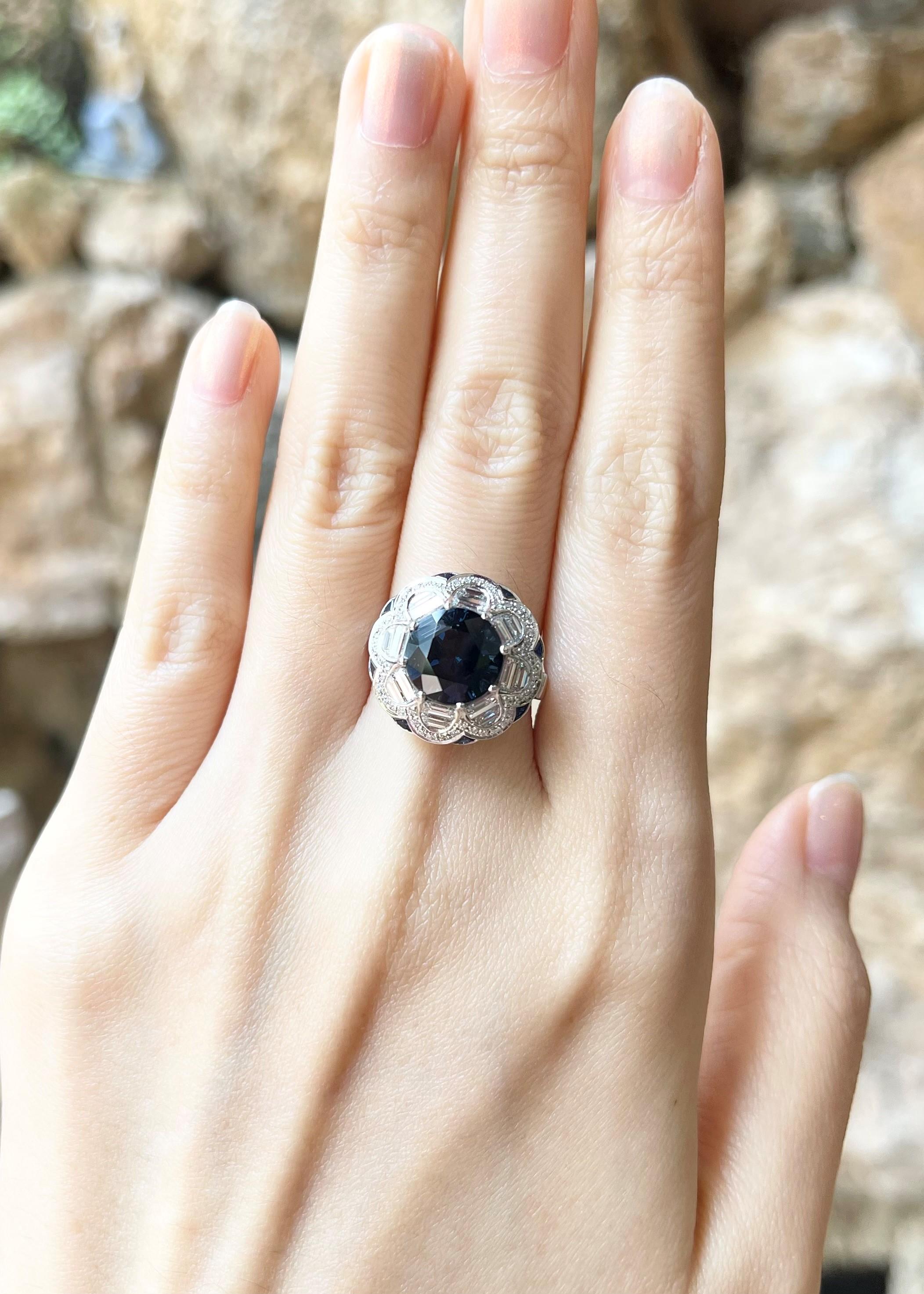 Ring aus 18 Karat Weißgold mit blauem Spinell, blauem Saphir und Diamant in Fassungen (Rundschliff) im Angebot