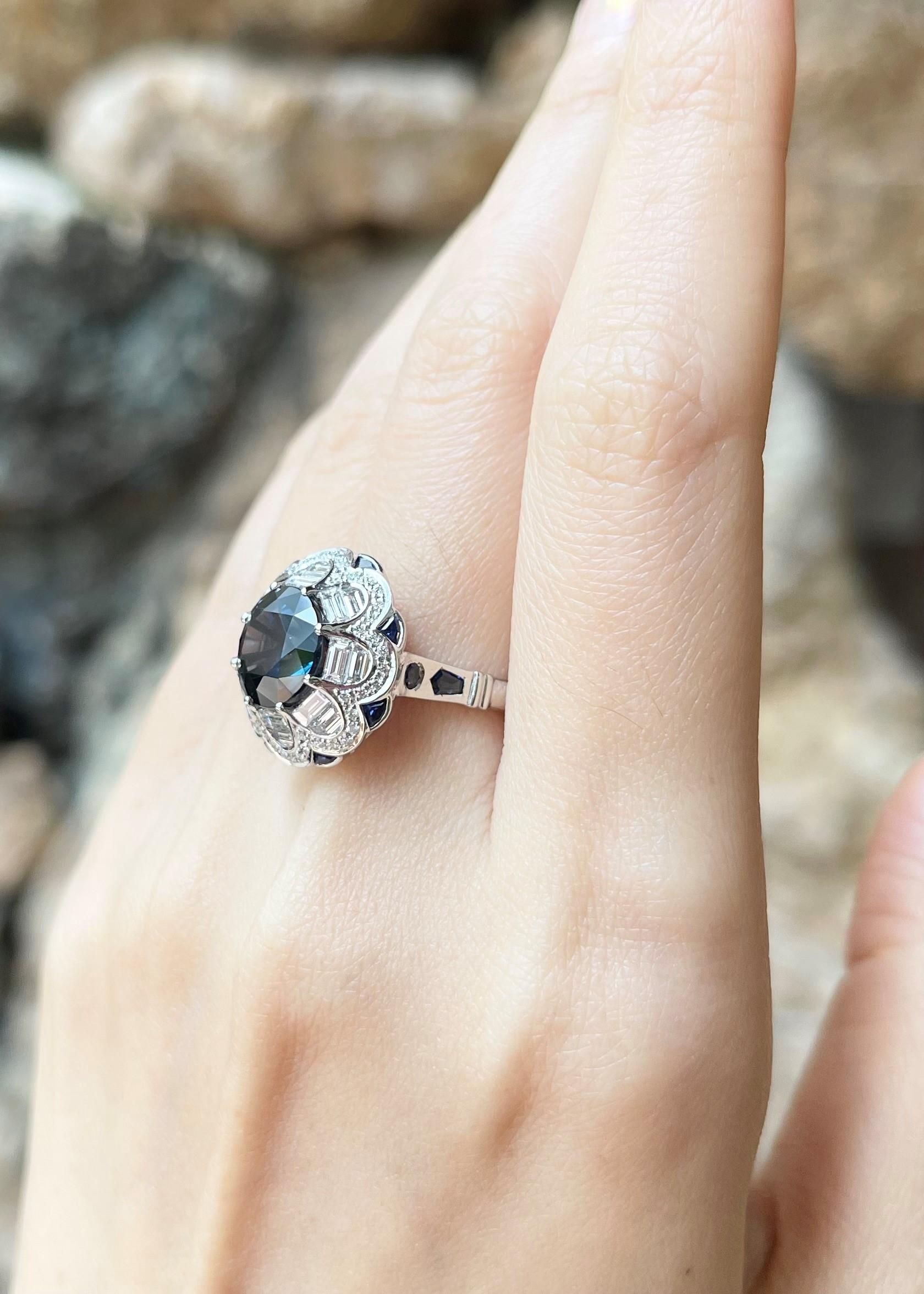 Ring aus 18 Karat Weißgold mit blauem Spinell, blauem Saphir und Diamant in Fassungen Damen im Angebot