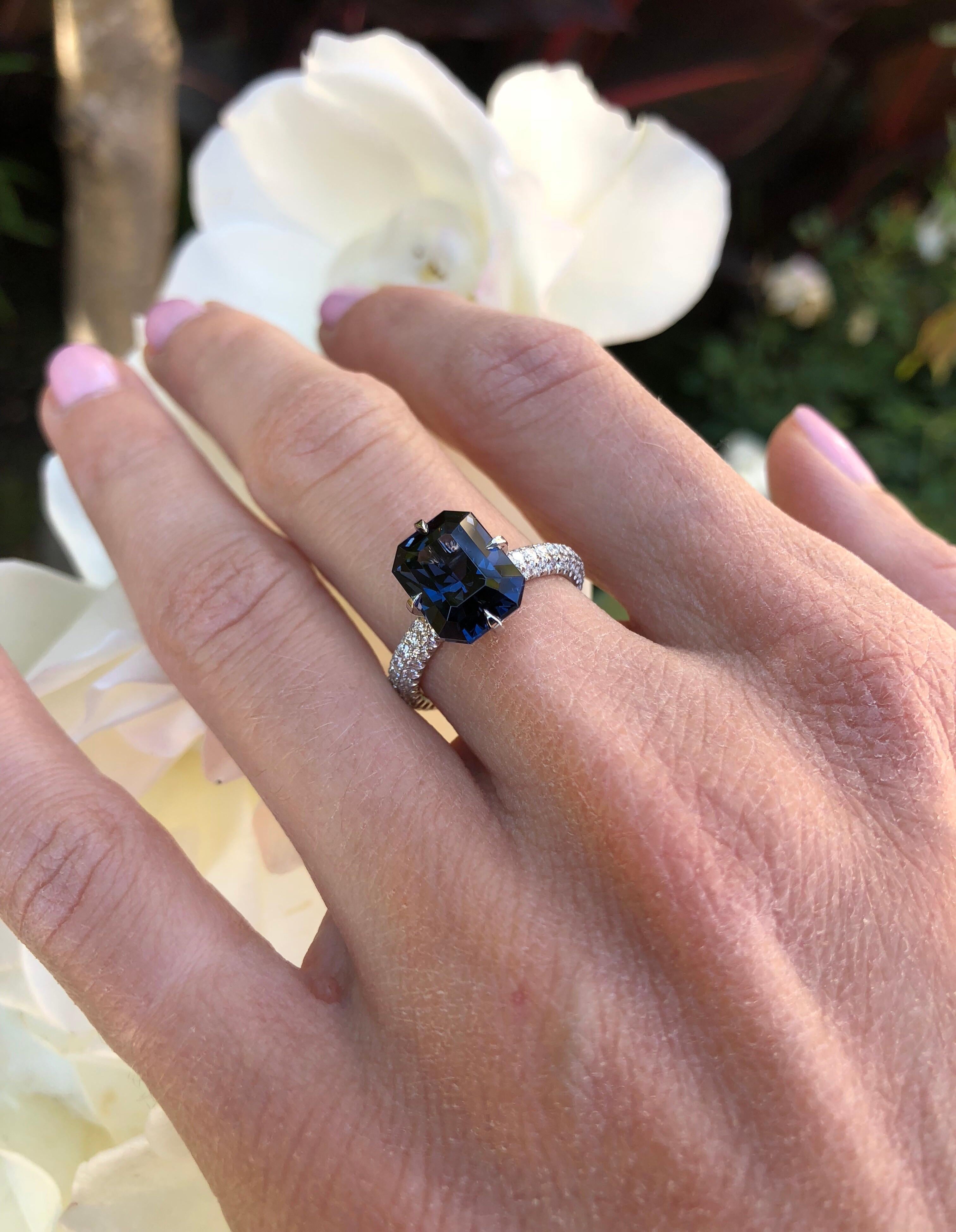 Blue Spinel Ring 4.01 Carat Emerald Cut In New Condition For Sale In Beverly Hills, CA