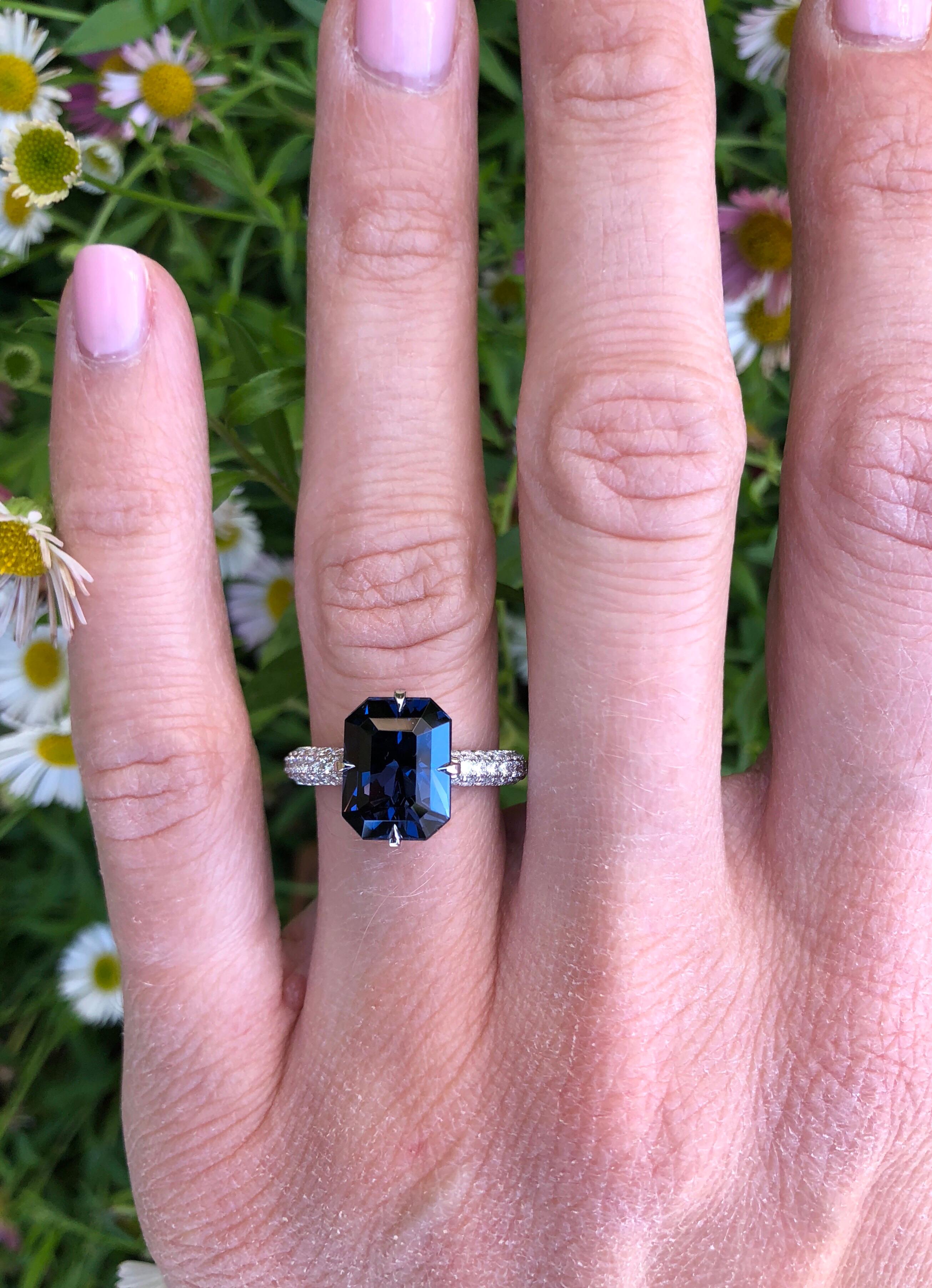 Blue Spinel Ring 4.01 Carat Emerald Cut For Sale 3