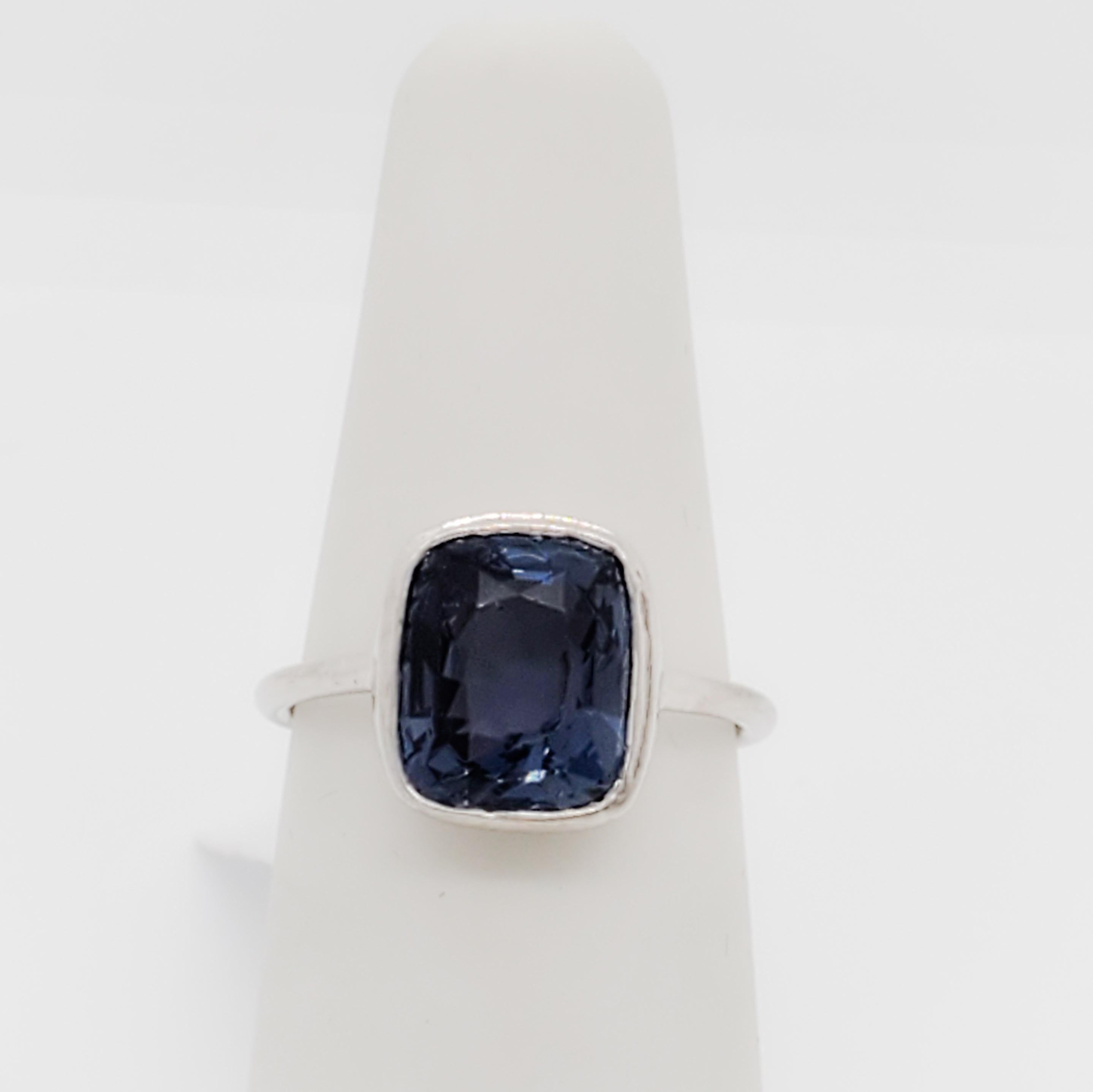Blue Spinel Solitaire Ring in Platinum In Excellent Condition For Sale In Los Angeles, CA