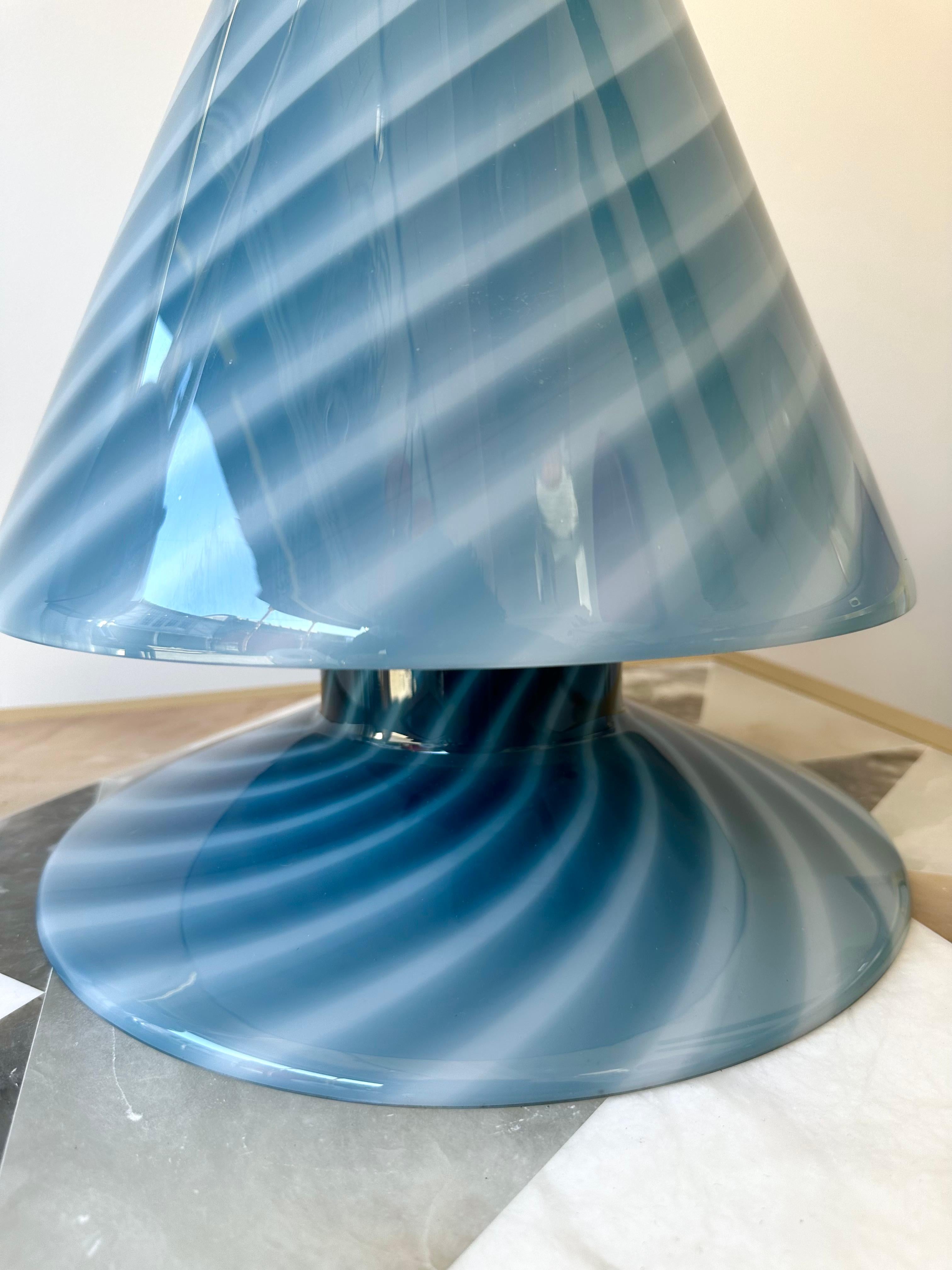 italien Lampe en verre de Murano en forme de spirale bleue par La Murrina, Italie, 1970 en vente