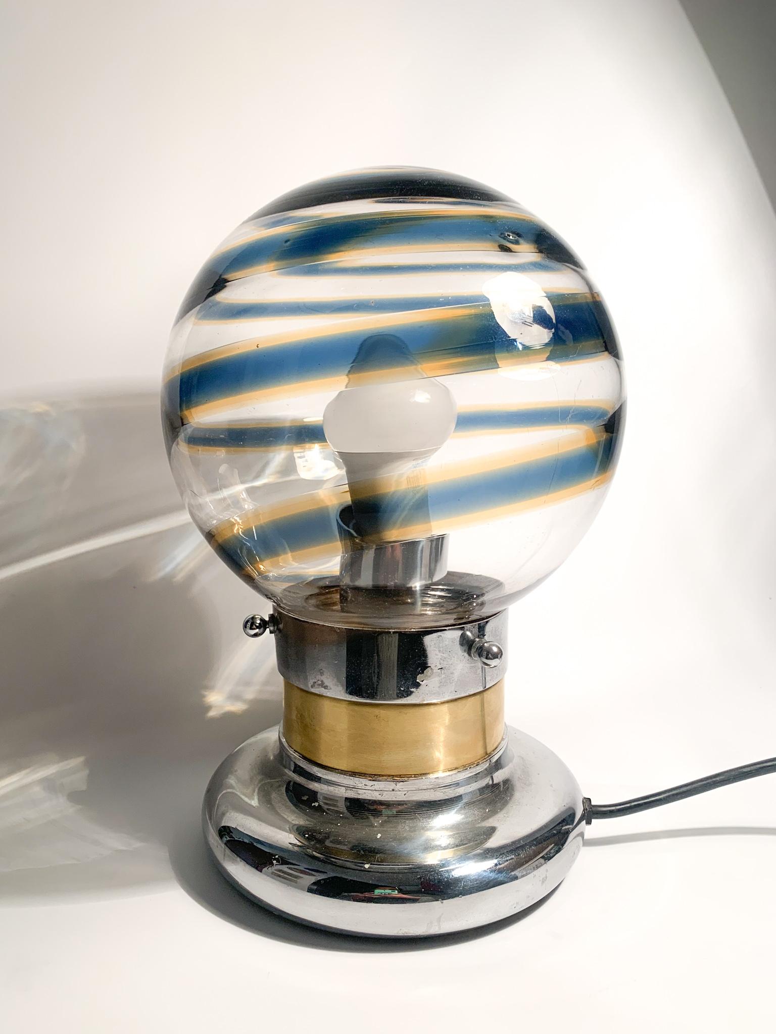 Table lamp in Murano glass with sphere shape and aluminum base, with blue spiral decoration. Made in the 50s. Working, with new bulb.

Ø cm 18 h cm 31.