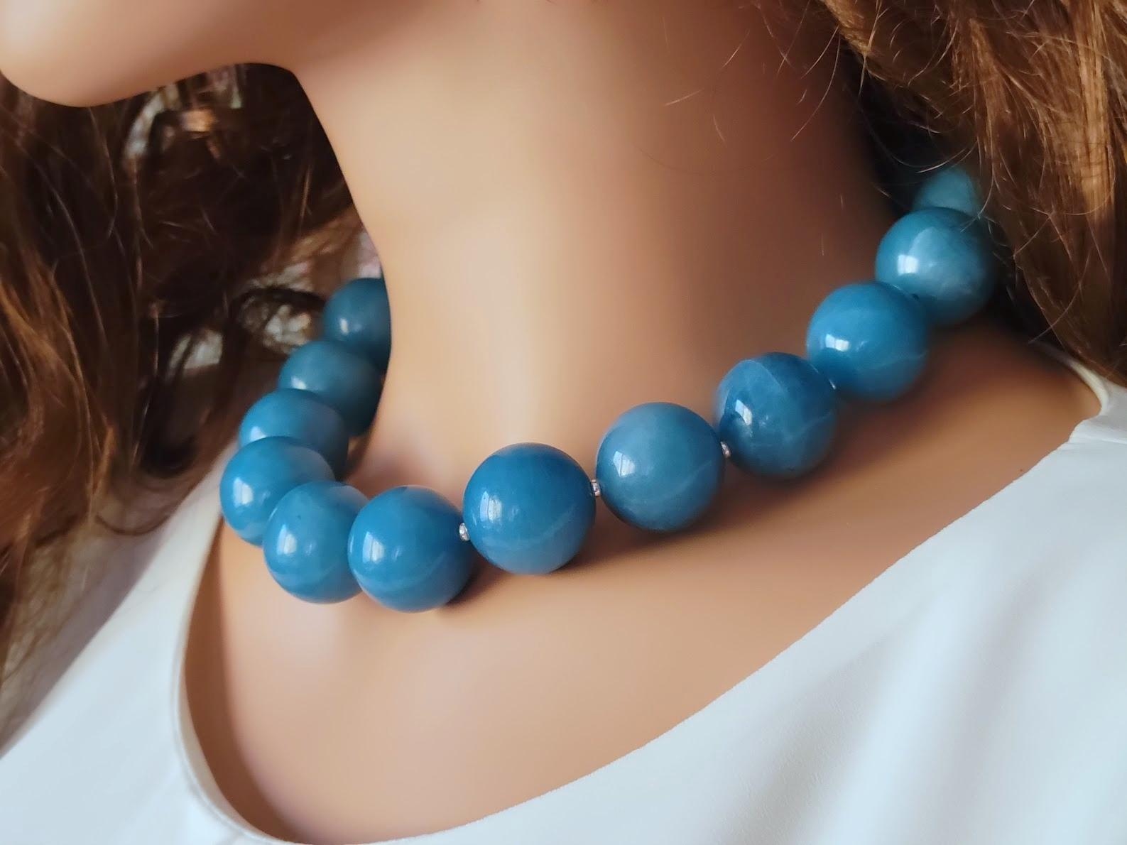 Collana di quarzo spugna blu, enormi perle rotonde di quarzo da 24 mm in vendita 1
