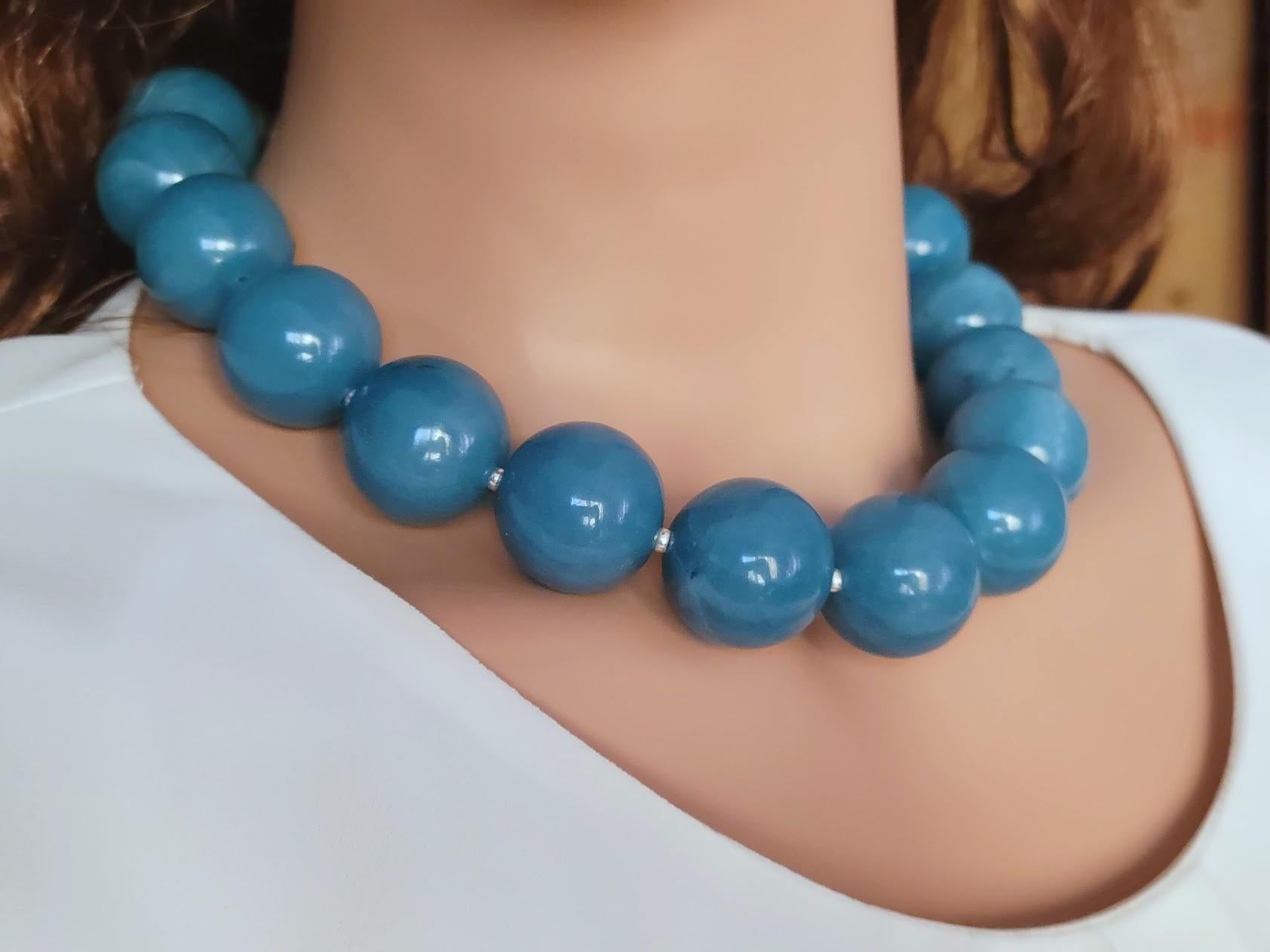 Collana di quarzo spugna blu, enormi perle rotonde di quarzo da 24 mm in vendita 3
