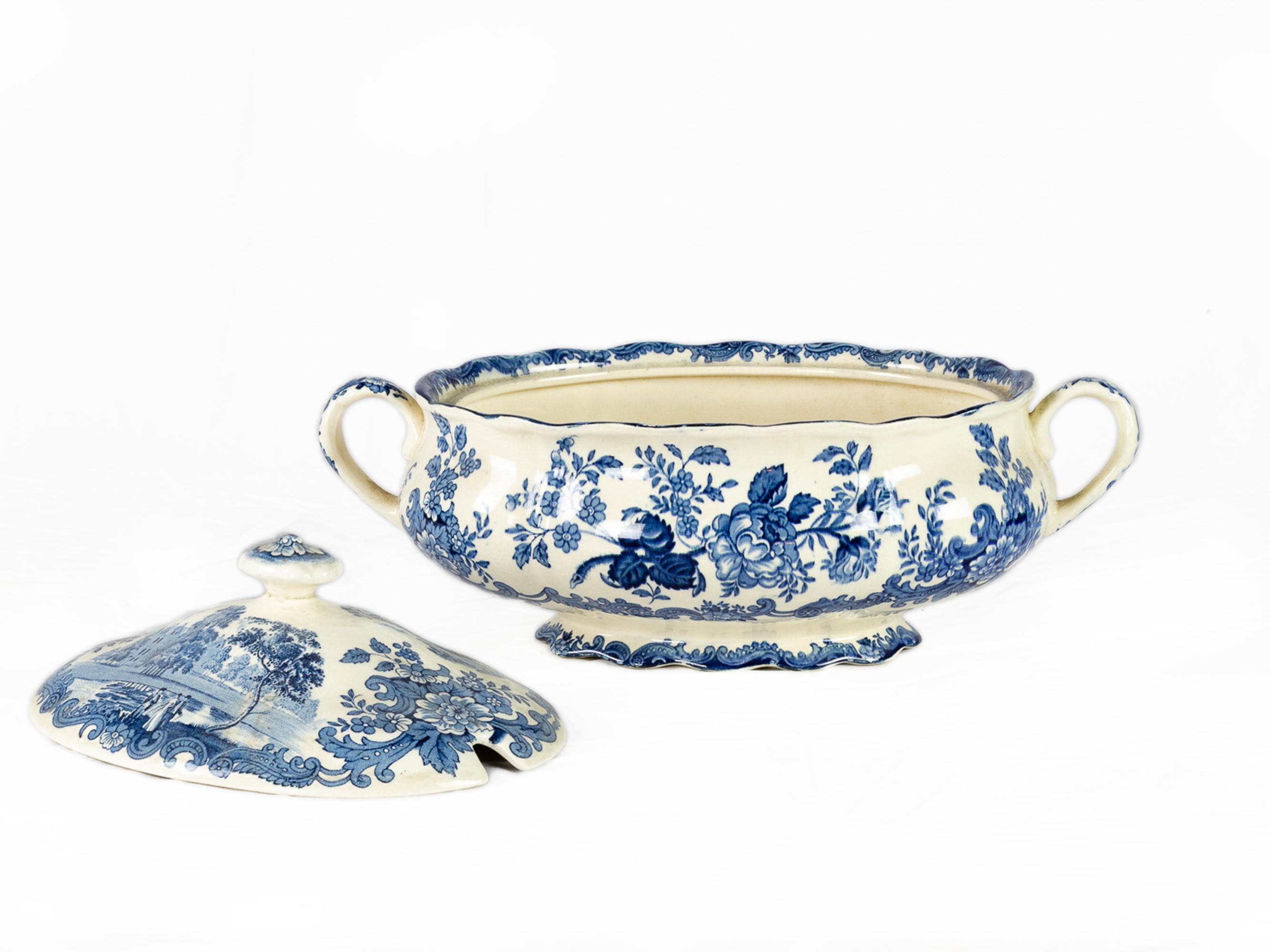 Cette soupière en faïence bleue et blanche a été fabriquée dans le Staffordshire, en Angleterre, au début du 20e siècle. 
Elle fait partie de la série 