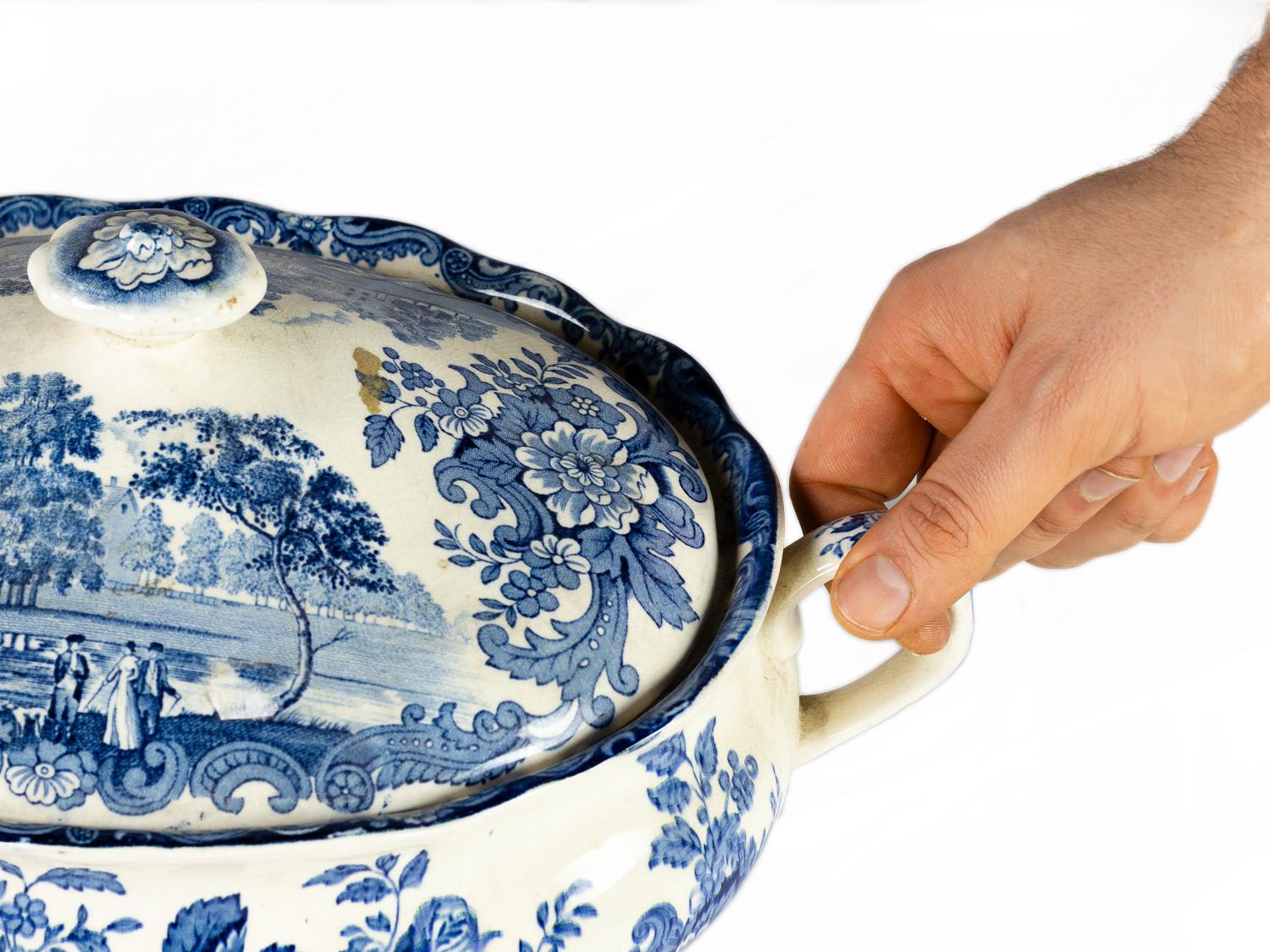 Blaue Staffordshire-Terrine, Avon-Szenen, England, 1900er Jahre (Handbemalt) im Angebot