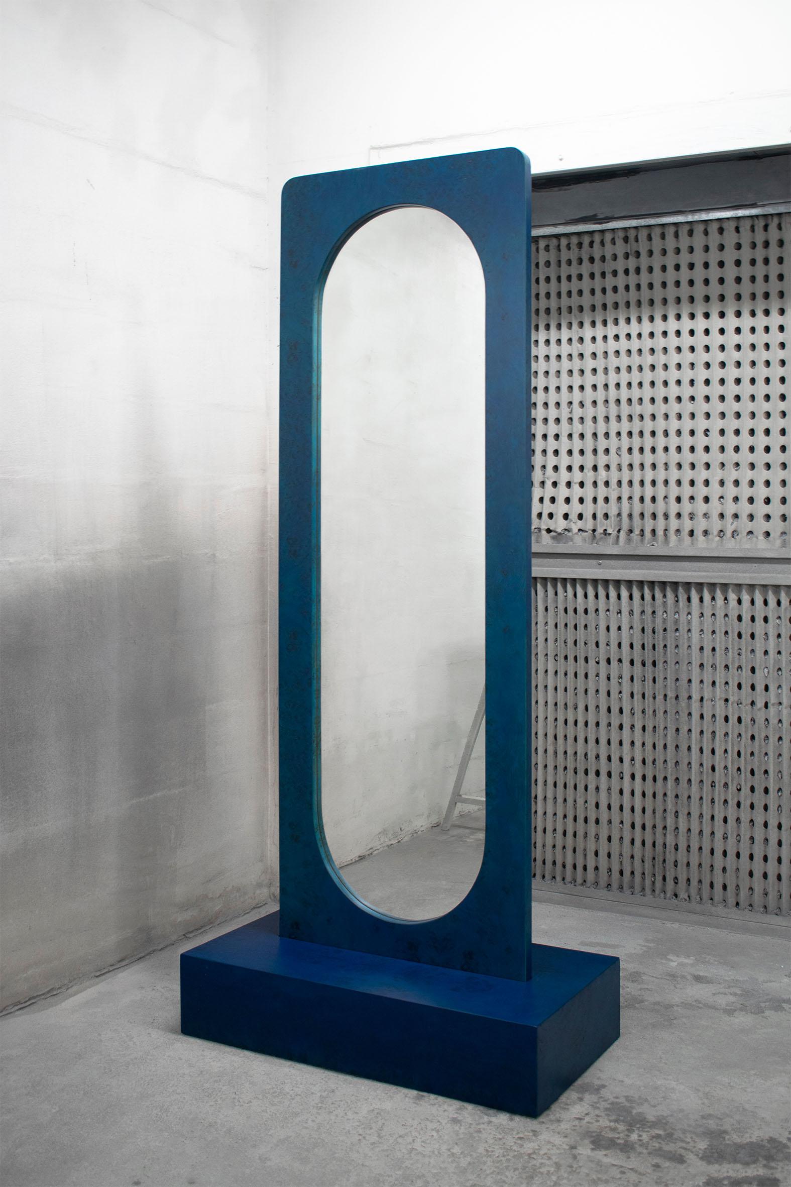 Miroir sur pied bleu par Studio Christinekalia
Dimensions : L 50 x P 90 x H 200 cm
MATERIAL : Miroir, bois, placage de ronce.

Ce meuble miroir agit comme un diffuseur naturel dans l'espace de vie. À la fois emprunt et reflet, le motif est une arche