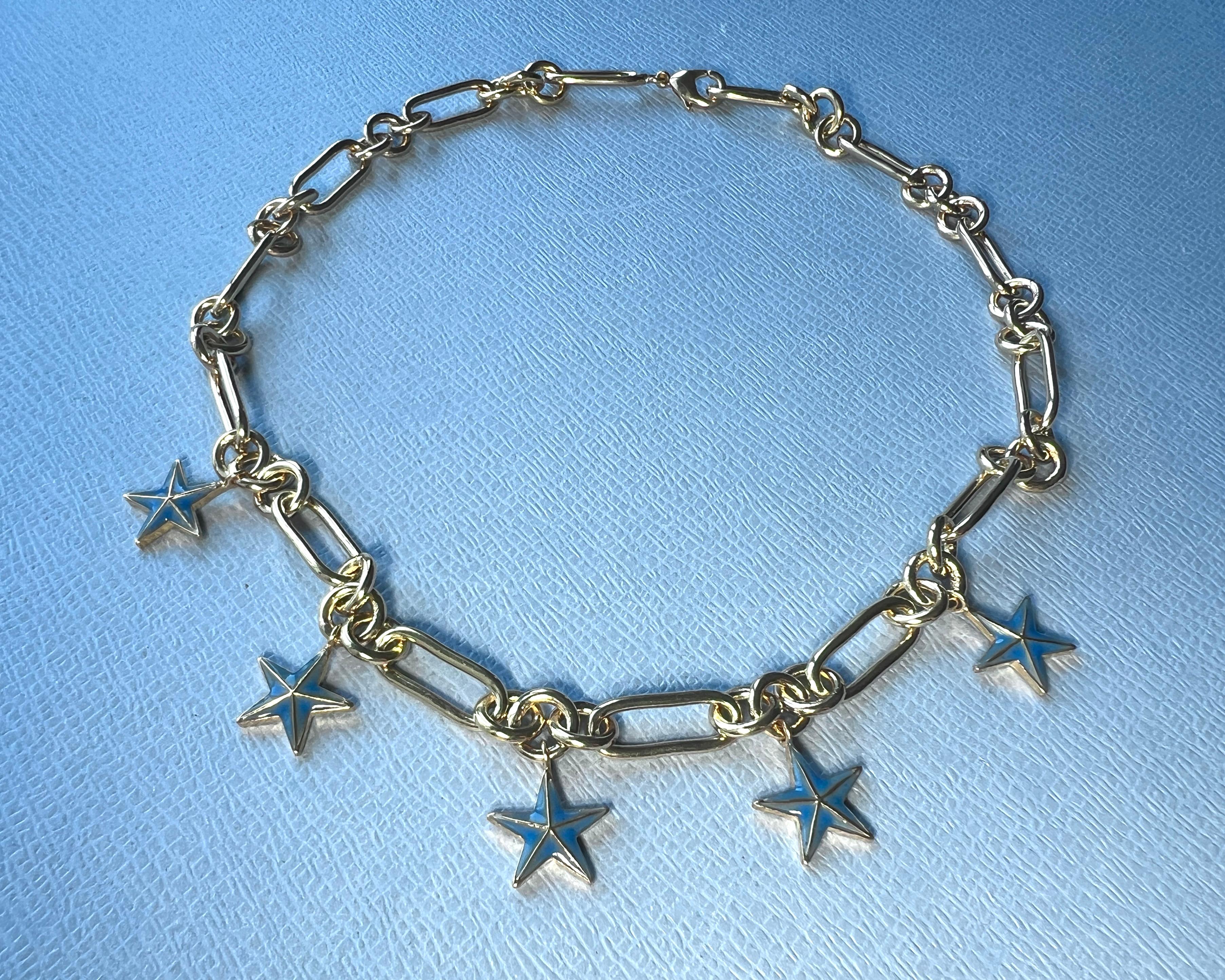 Contemporaneo Collana a catena con ciondolo a forma di stella blu in vendita