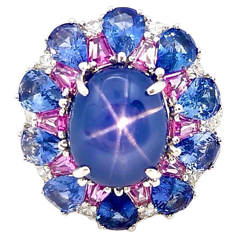 Ring aus 18 Karat Weißgold mit blauem Sternsaphir, blauem Saphir, rosa Saphir, rosa Saphir und Diamant