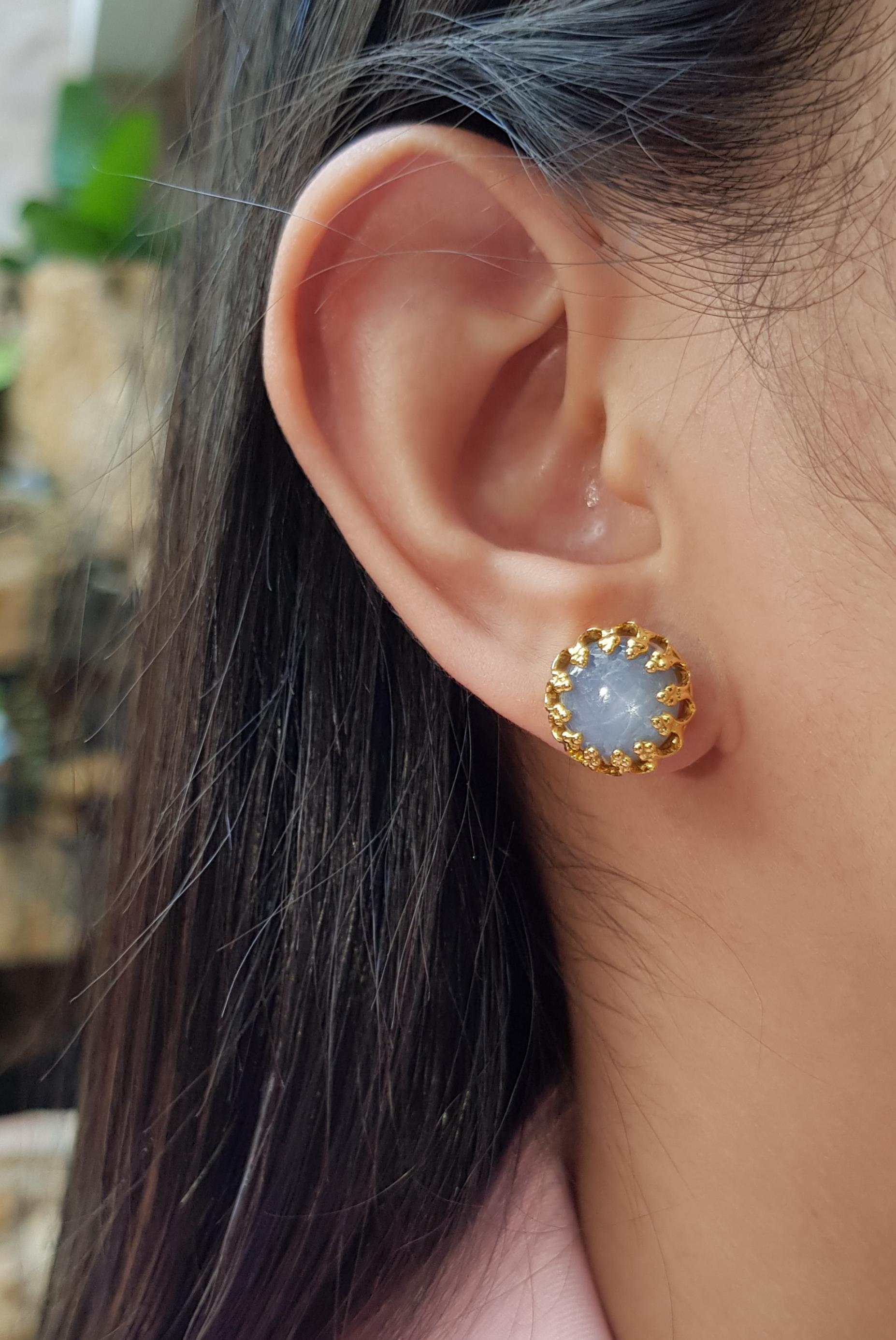 Boucles d'oreilles en saphir bleu étoilé de 10,97 carats serties dans une monture en or 18 carats

Largeur : 1,3 cm
Longueur : 1,3 cm 

