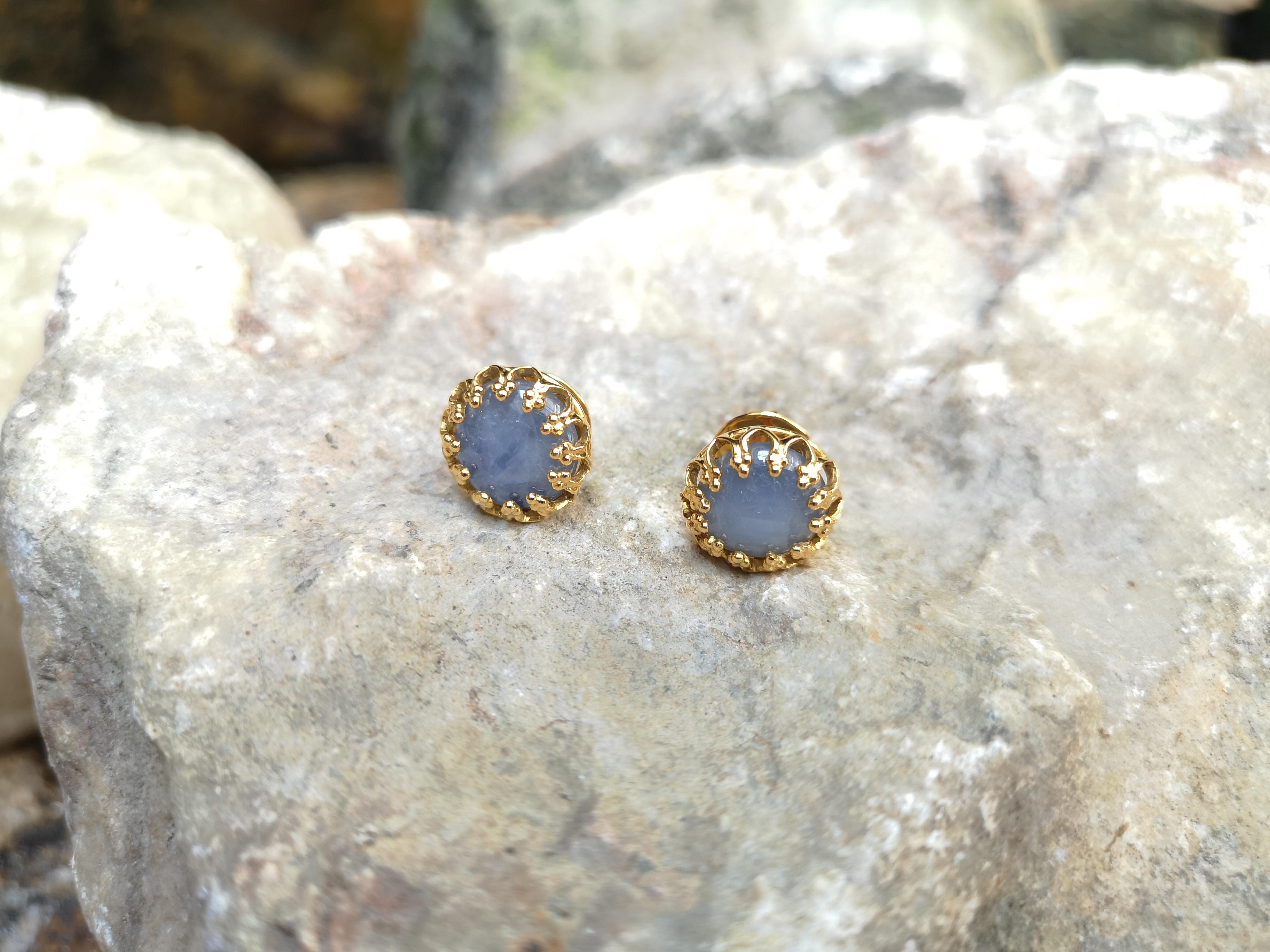 Taille cabochon Boucles d'oreilles en saphir bleu étoilé serties dans des montures en or 18 carats en vente