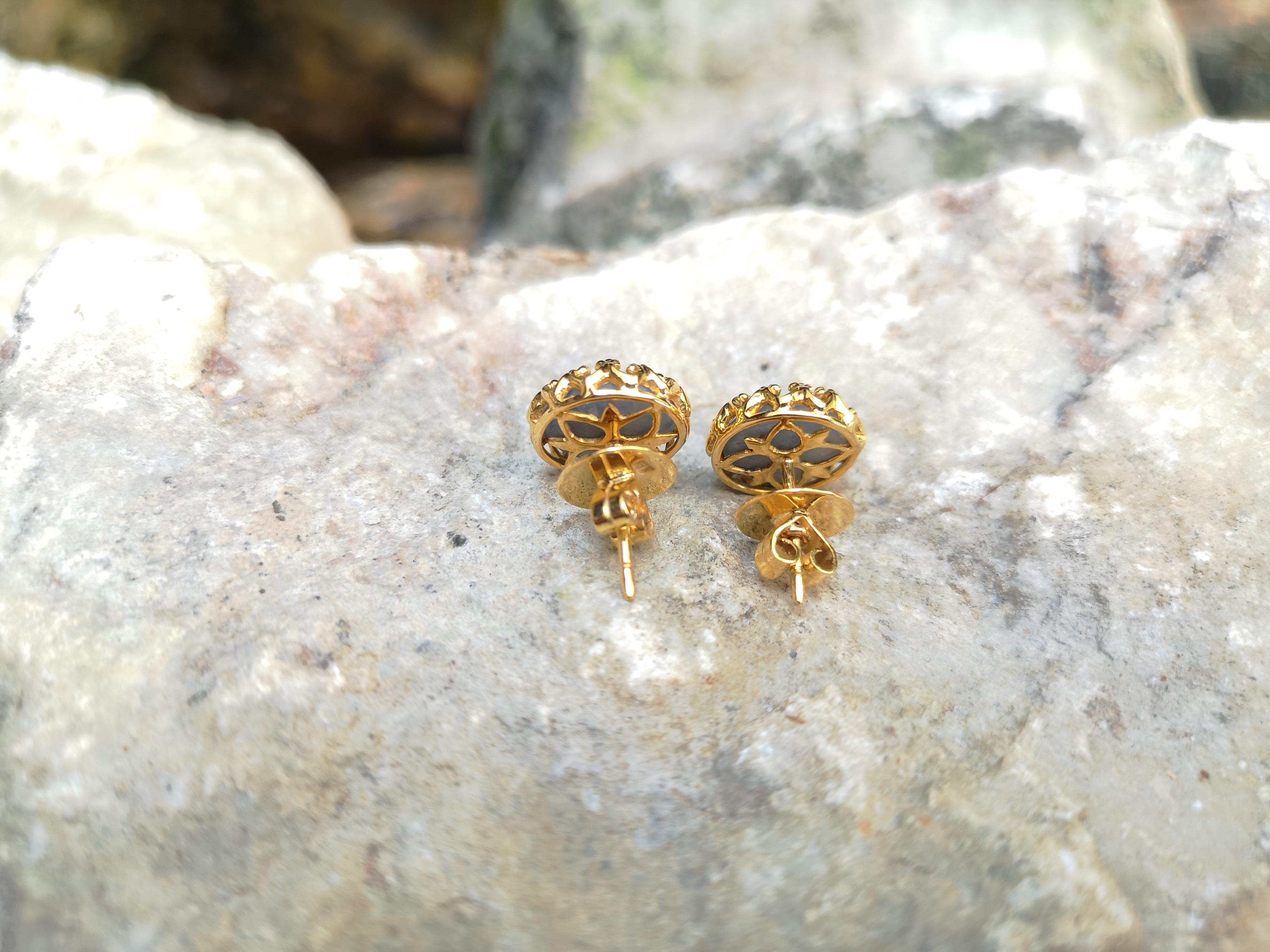 Boucles d'oreilles en saphir bleu étoilé serties dans des montures en or 18 carats Pour femmes en vente